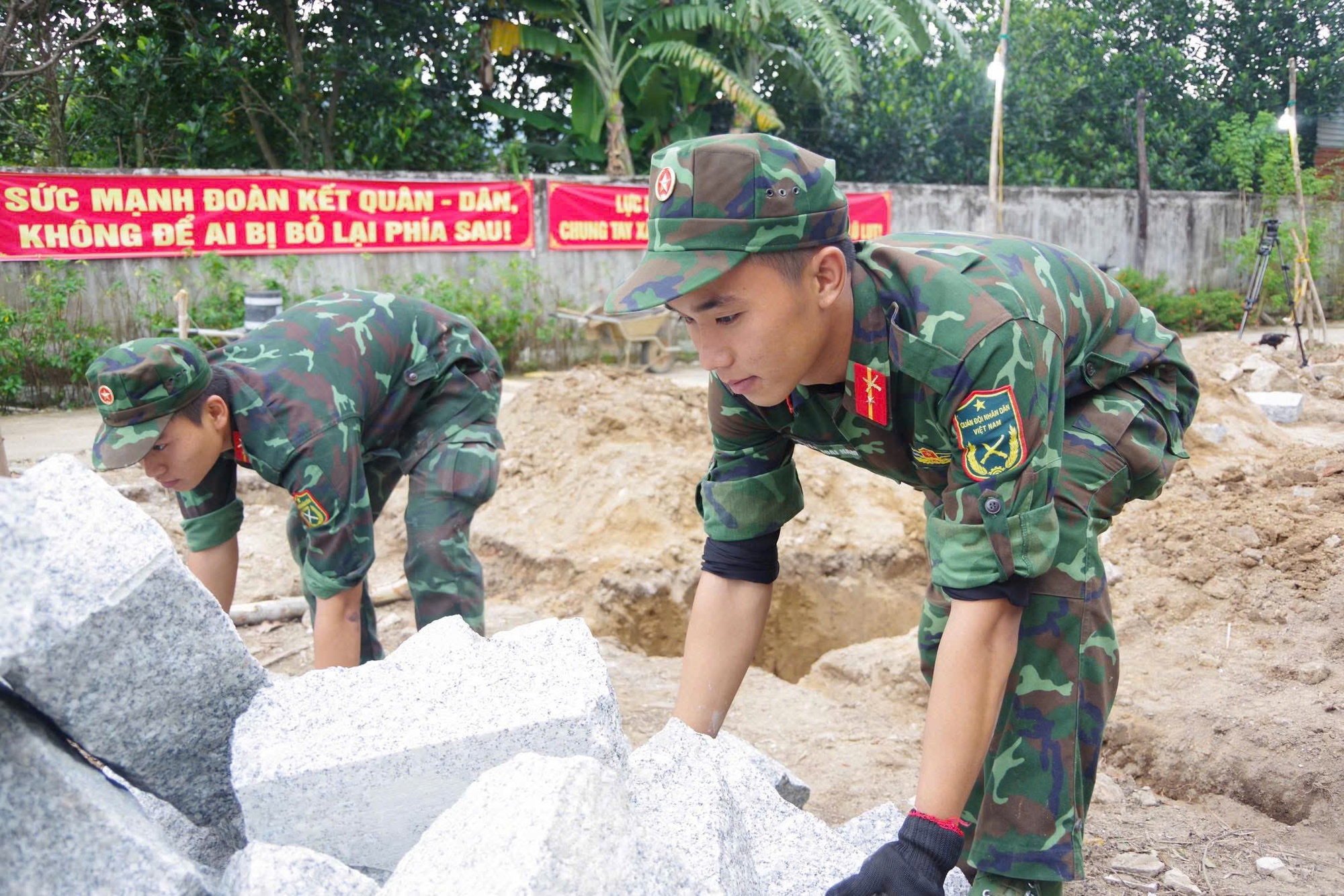 Khởi công 47 căn nhà trong “Chiến dịch Quang Trung”, tăng tốc hỗ trợ dân vùng lũ Khánh Hòa- Ảnh 2. Khởi công 47 căn nhà trong “Chiến dịch Quang Trung”, tăng tốc hỗ trợ dân vùng lũ Khánh Hòa- Ảnh 2.