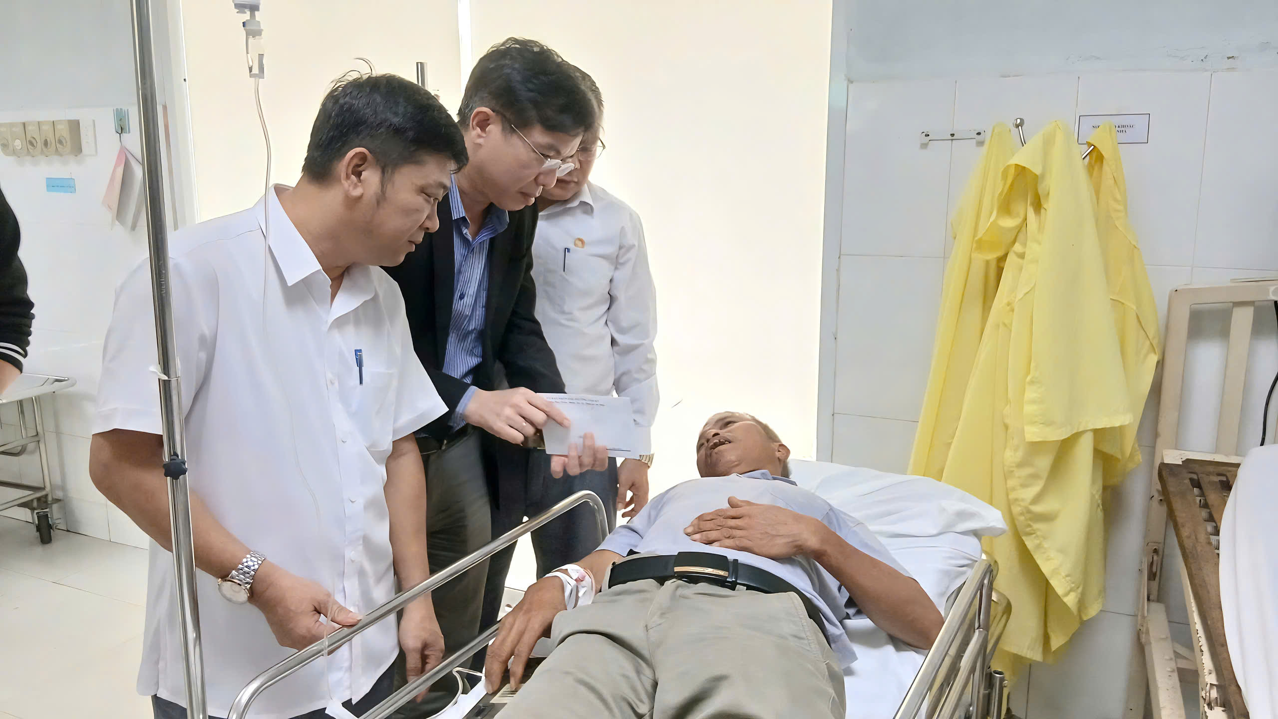 Tai nạn xe kh&aacute;ch tr&ecirc;n cao tốc Đ&agrave; Nẵng - Quảng Ng&atilde;i: Tang thương tr&ecirc;n đường ăn cưới về- Ảnh 3.