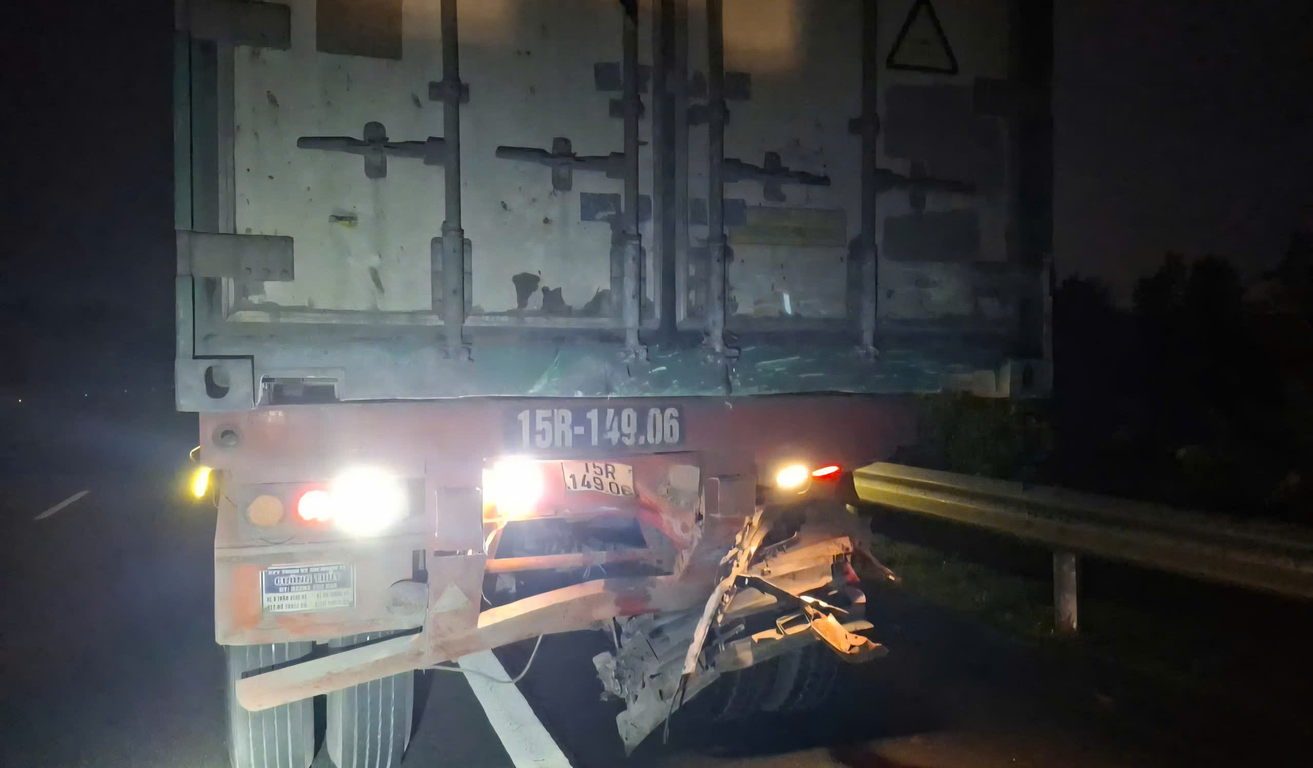 Hiện trường tai nạn xe kh&aacute;ch l&agrave;m 3 người tử vong tr&ecirc;n cao tốc Đ&agrave; Nẵng - Quảng Ng&atilde;i- Ảnh 6.
