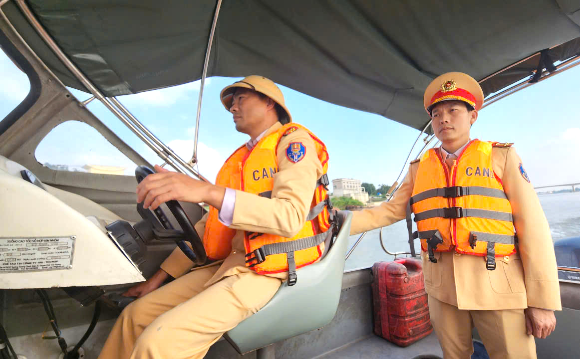 Ph&uacute; Thọ tăng cường tuần tra, xử l&yacute; vi phạm, bảo đảm an to&agrave;n giao th&ocirc;ng đường thủy- Ảnh 5.