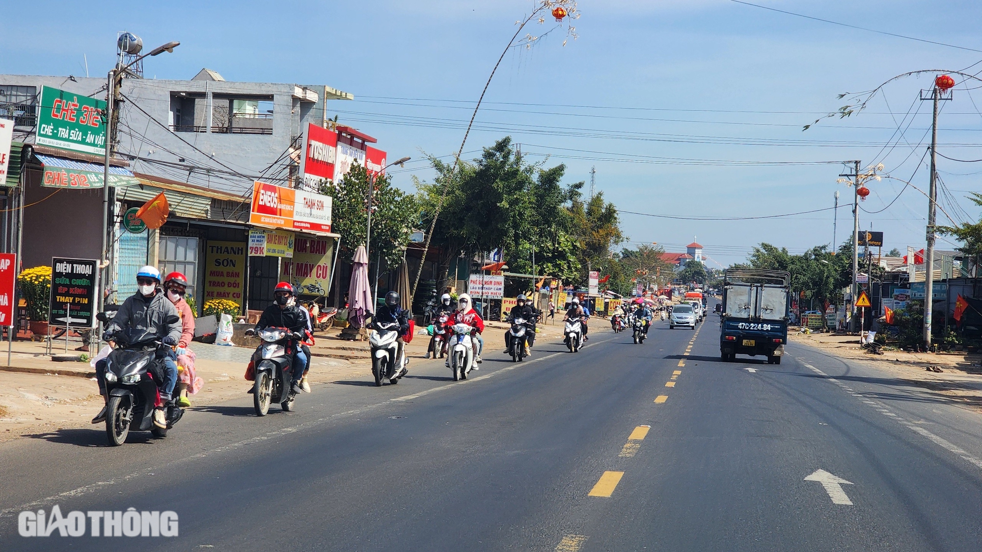 Phương tiện &ugrave;n &ugrave;n đổ về c&aacute;c tỉnh ph&iacute;a Nam, CSGT căng m&igrave;nh điều tiết giao th&ocirc;ng- Ảnh 11.