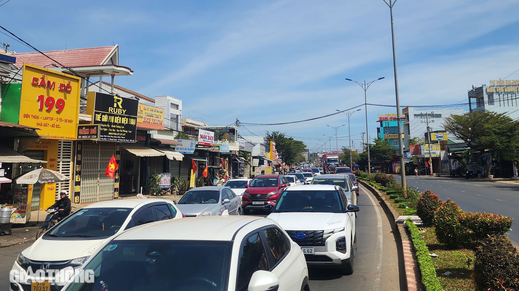 Phương tiện &ugrave;n &ugrave;n đổ về c&aacute;c tỉnh ph&iacute;a Nam, CSGT căng m&igrave;nh điều tiết giao th&ocirc;ng- Ảnh 3.