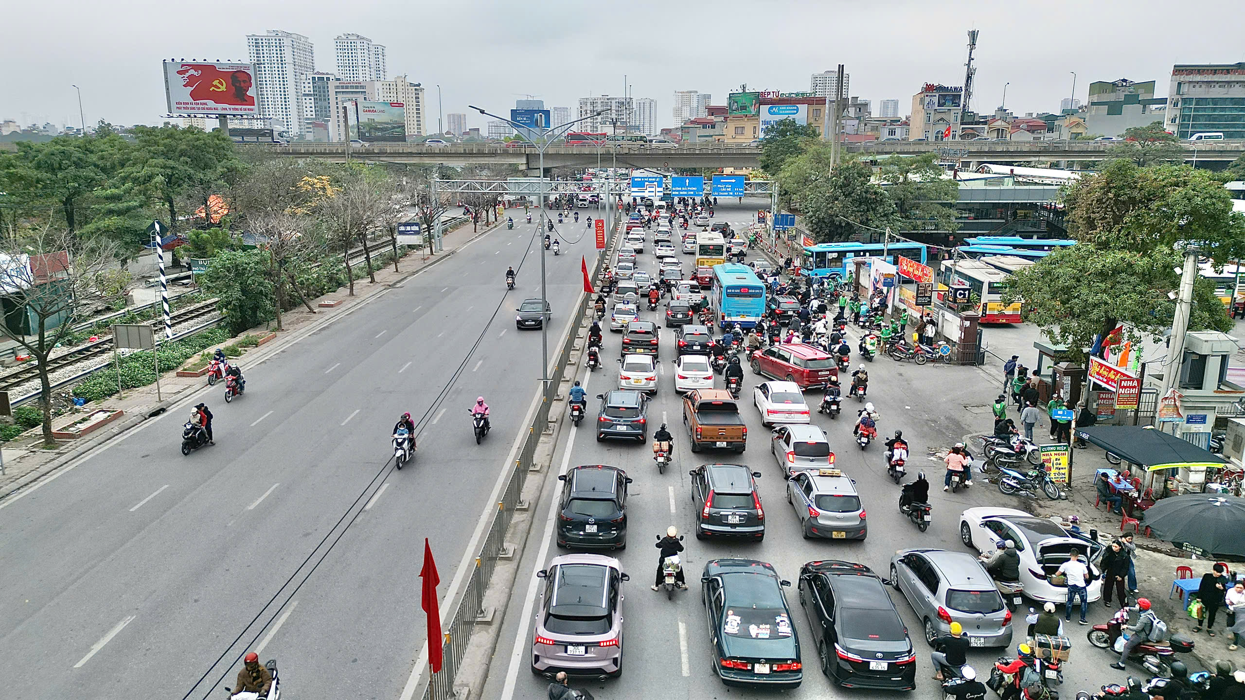 Người d&acirc;n &ugrave;n &ugrave;n trở lại Thủ đ&ocirc;, cửa ng&otilde; ph&iacute;a Nam đ&ocirc;ng nghẹt- Ảnh 6.