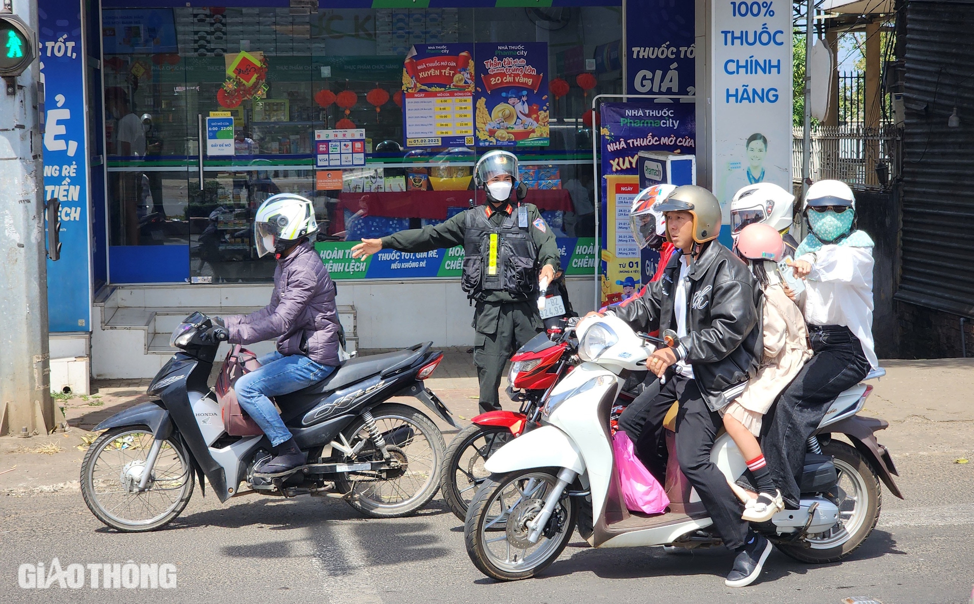 Phương tiện &ugrave;n &ugrave;n đổ về c&aacute;c tỉnh ph&iacute;a Nam, CSGT căng m&igrave;nh điều tiết giao th&ocirc;ng- Ảnh 6.