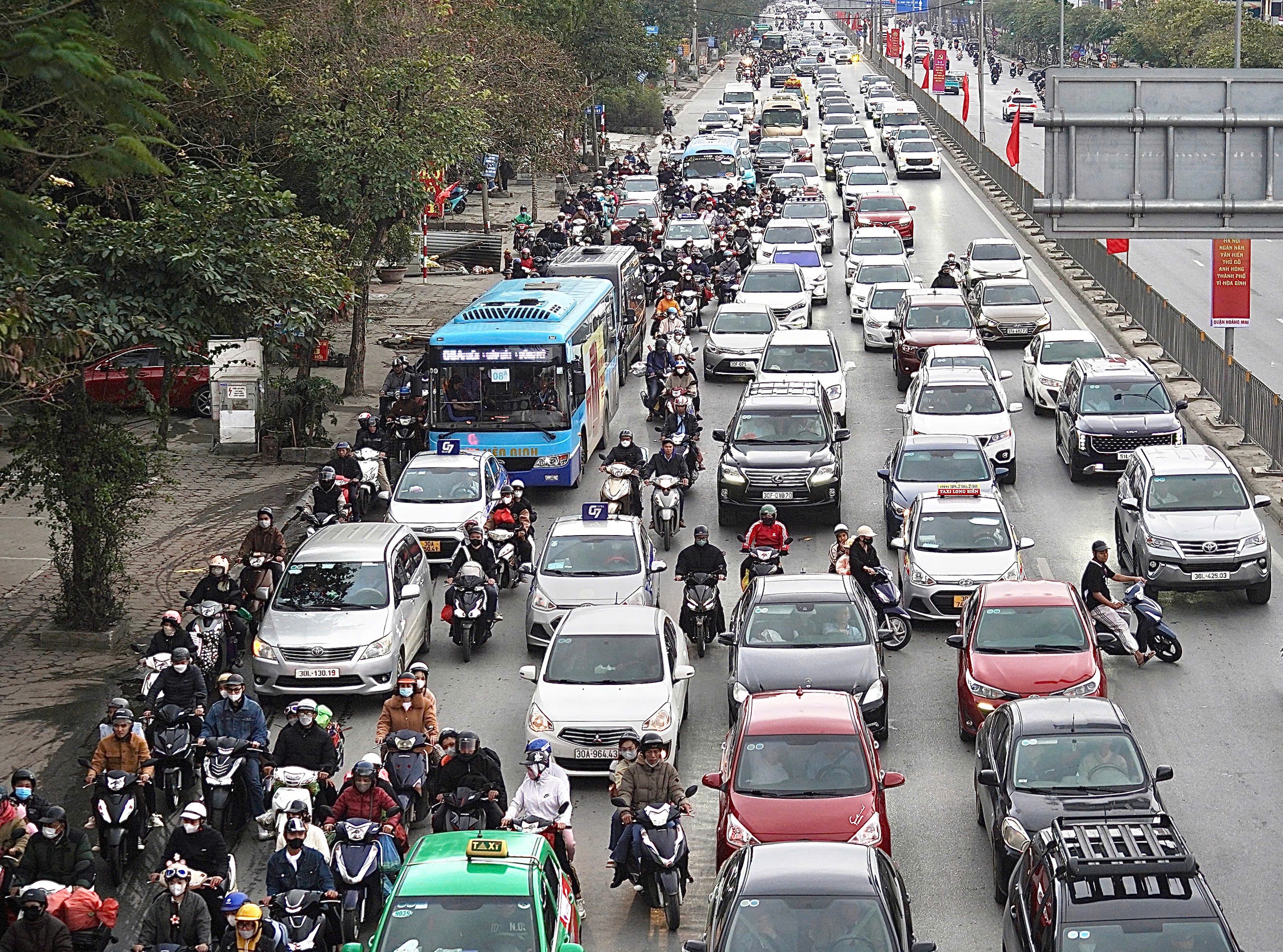 Người d&acirc;n &ugrave;n &ugrave;n trở lại Thủ đ&ocirc;, cửa ng&otilde; ph&iacute;a Nam đ&ocirc;ng nghẹt- Ảnh 5.