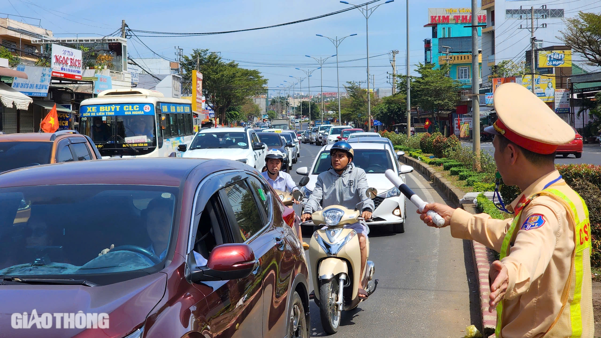 Phương tiện &ugrave;n &ugrave;n đổ về c&aacute;c tỉnh ph&iacute;a Nam, CSGT căng m&igrave;nh điều tiết giao th&ocirc;ng- Ảnh 4.