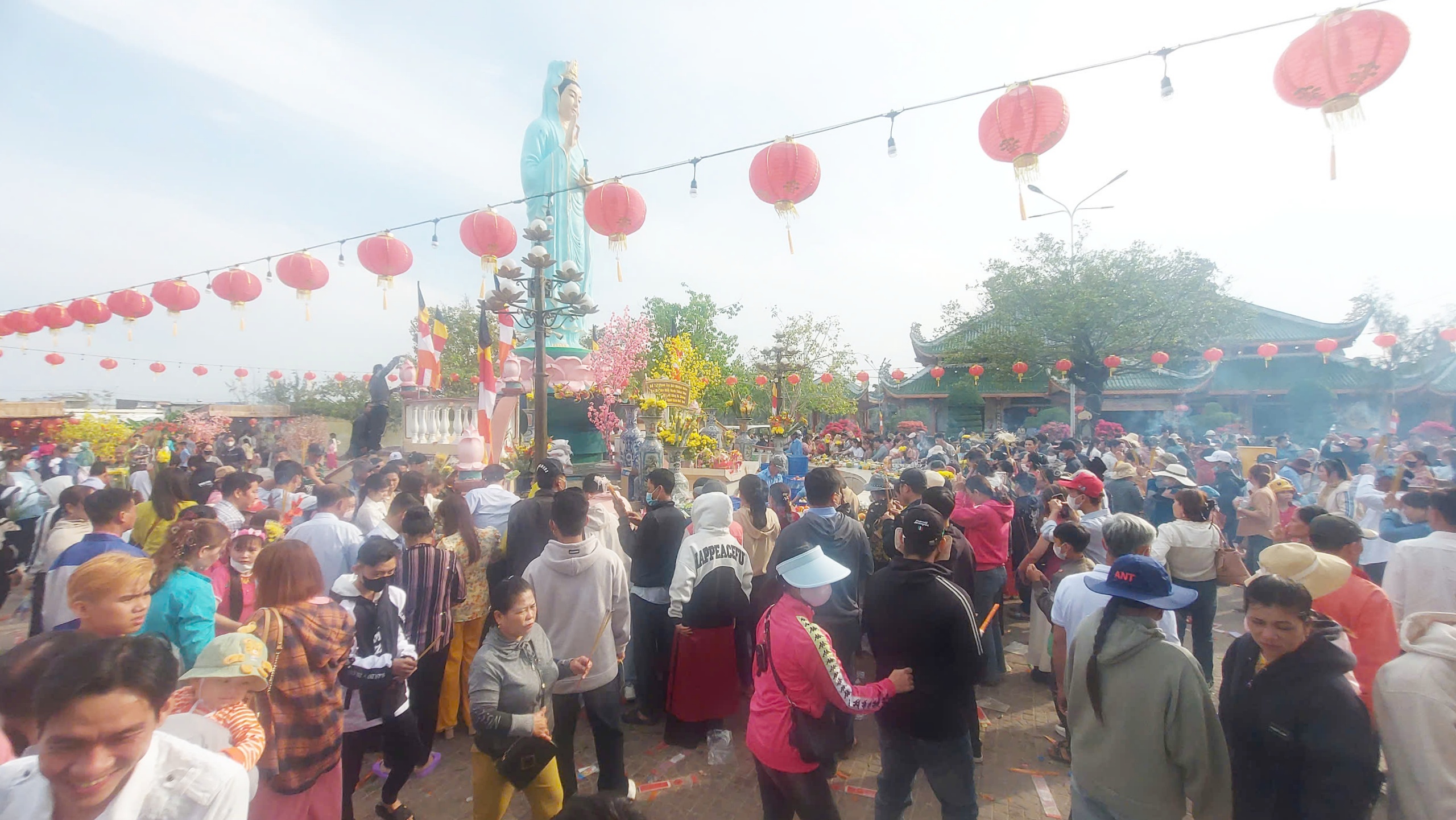 Người d&acirc;n &ugrave;n &ugrave;n đi xin v&iacute;a mẹ Nam Hải ở Bạc Li&ecirc;u- Ảnh 2.