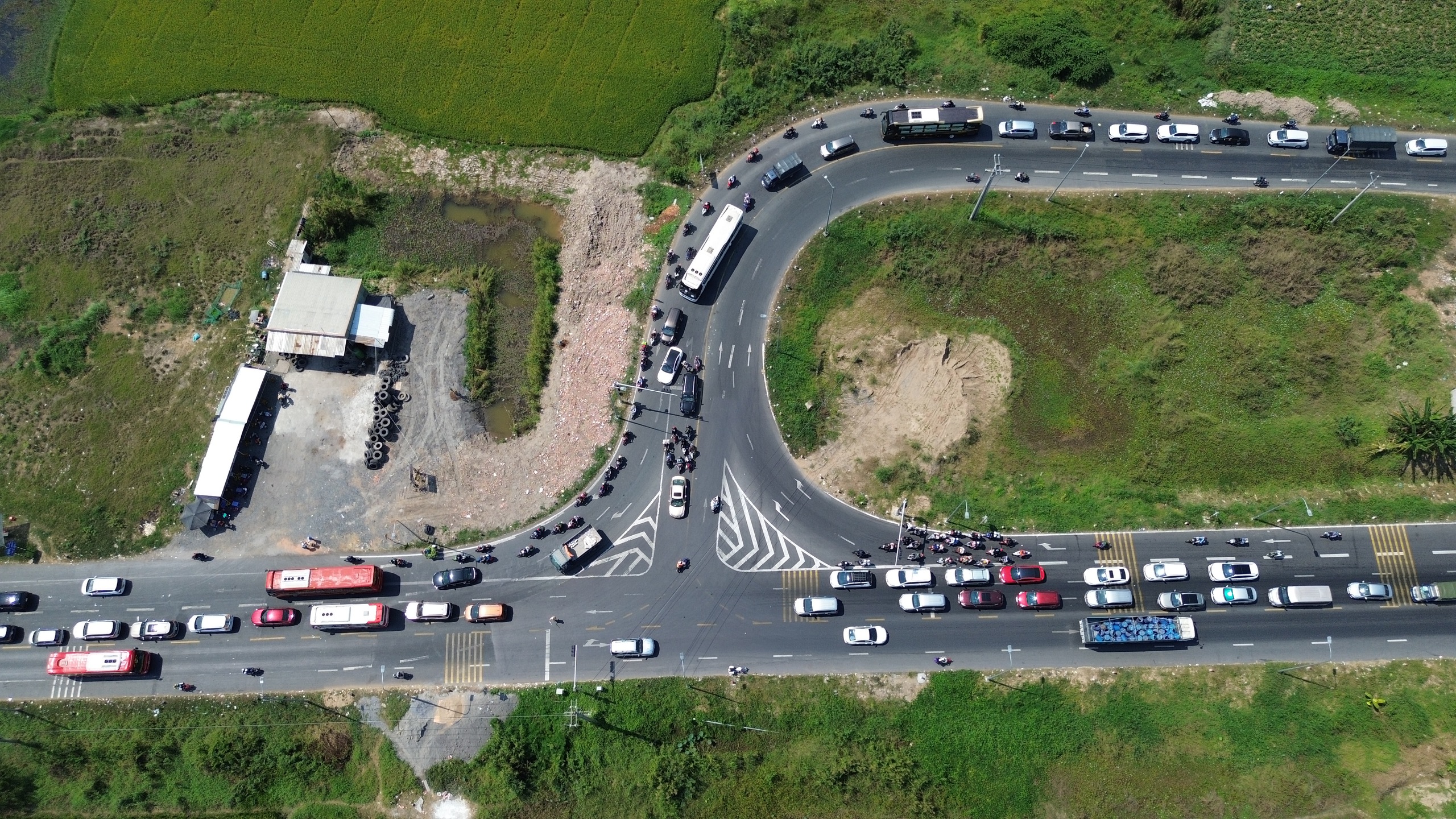 Kẹt xe kéo dài hàng giờ trên tuyến tránh TP Long Xuyên ở An Giang- Ảnh 3. Kẹt xe kéo dài hàng giờ trên tuyến tránh TP Long Xuyên ở An Giang- Ảnh 3.