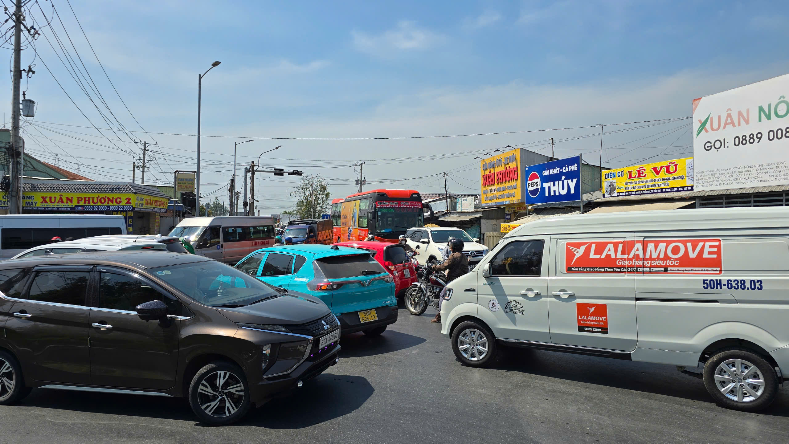 Kẹt xe kéo dài hàng giờ trên tuyến tránh TP Long Xuyên ở An Giang- Ảnh 5. Kẹt xe kéo dài hàng giờ trên tuyến tránh TP Long Xuyên ở An Giang- Ảnh 5.