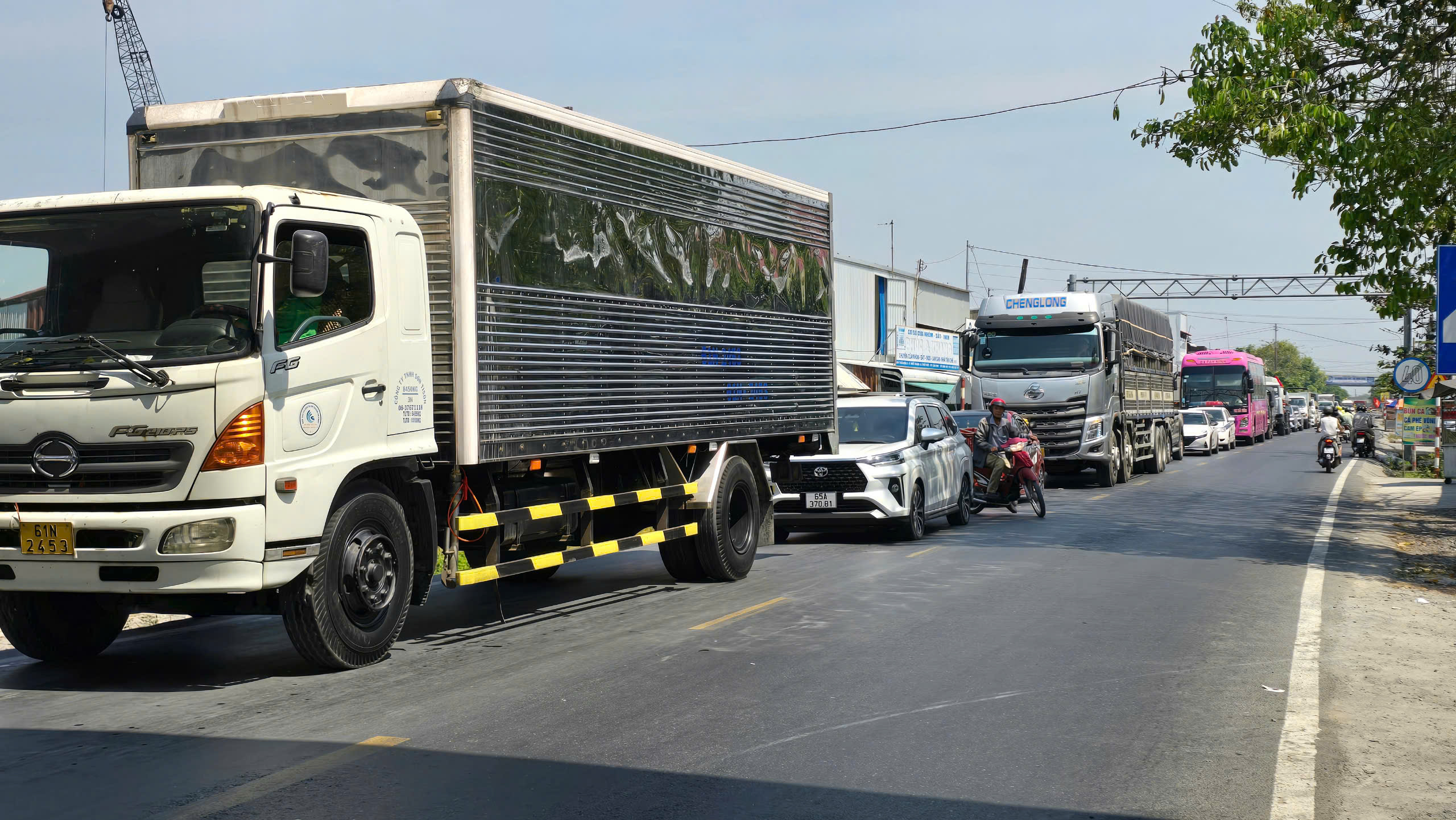 Kẹt xe kéo dài hàng giờ trên tuyến tránh TP Long Xuyên ở An Giang- Ảnh 7. Kẹt xe kéo dài hàng giờ trên tuyến tránh TP Long Xuyên ở An Giang- Ảnh 7.