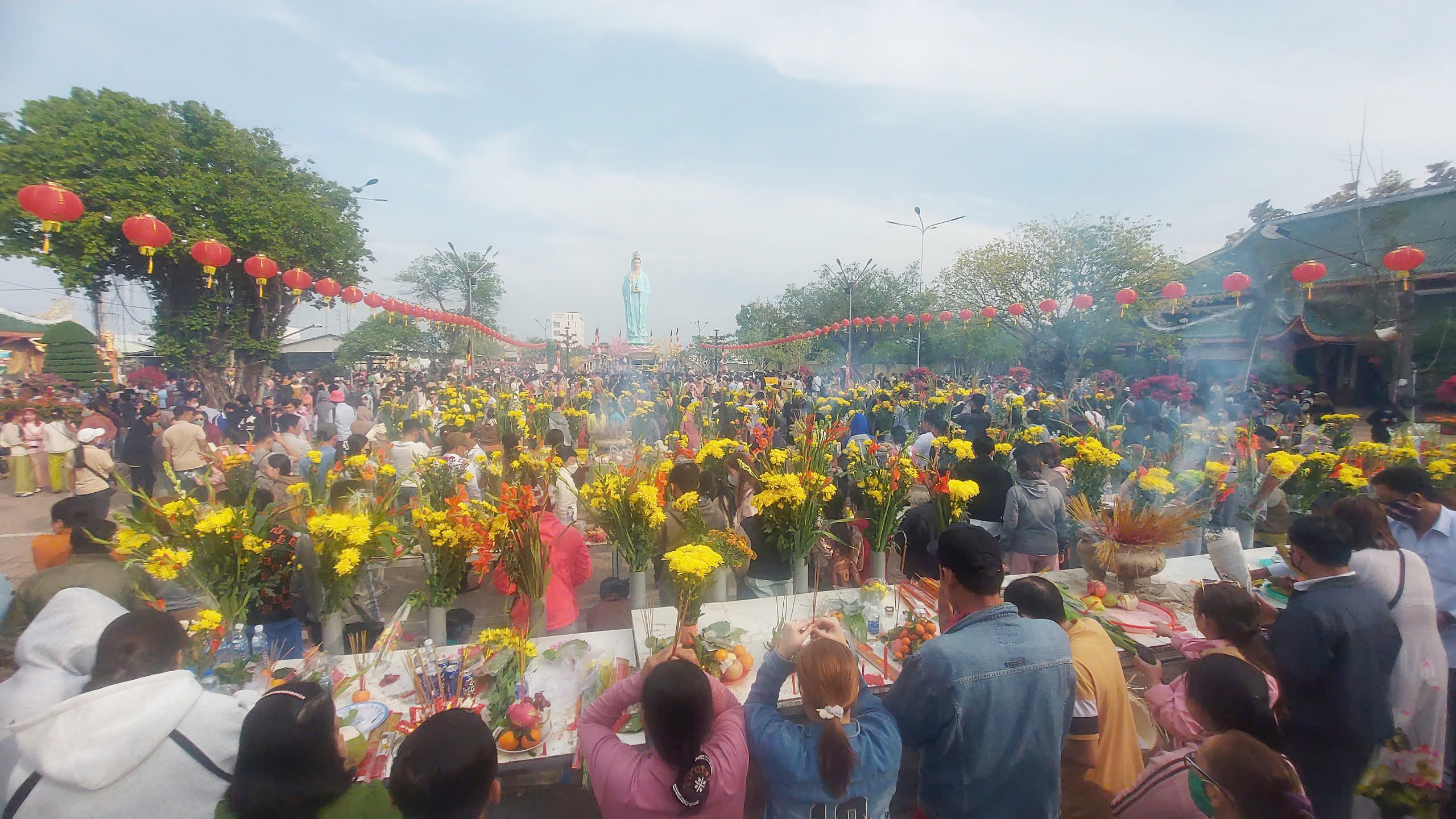 Người d&acirc;n &ugrave;n &ugrave;n đi xin v&iacute;a mẹ Nam Hải ở Bạc Li&ecirc;u- Ảnh 1.