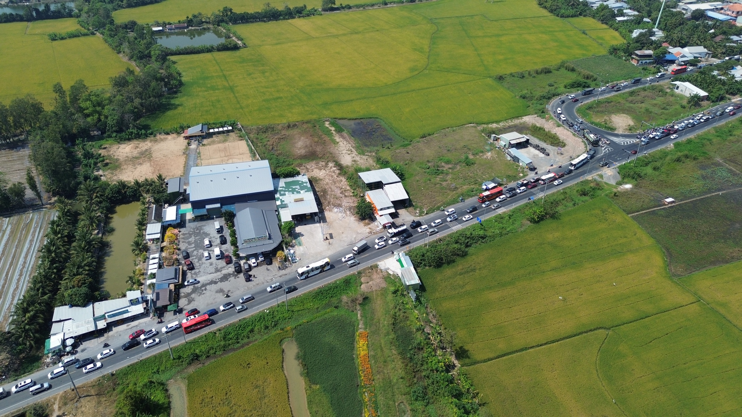 Kẹt xe kéo dài hàng giờ trên tuyến tránh TP Long Xuyên ở An Giang- Ảnh 1. Kẹt xe kéo dài hàng giờ trên tuyến tránh TP Long Xuyên ở An Giang- Ảnh 1.