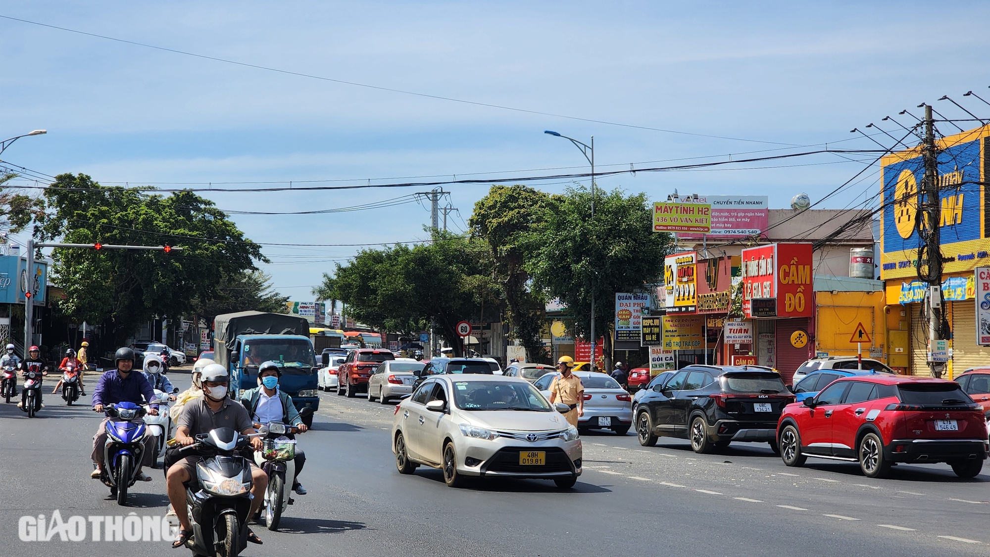 Phương tiện &ugrave;n &ugrave;n đổ về c&aacute;c tỉnh ph&iacute;a Nam, CSGT căng m&igrave;nh điều tiết giao th&ocirc;ng- Ảnh 8.