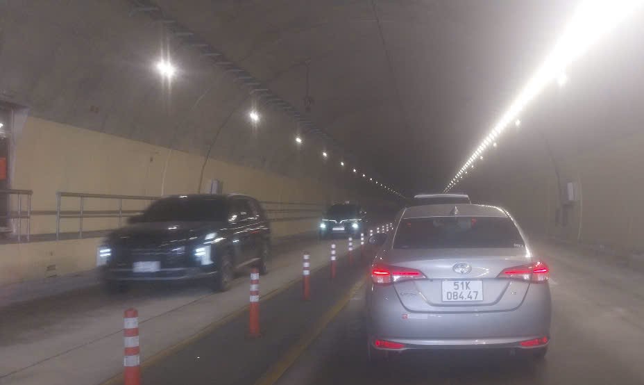 &Ocirc; t&ocirc; xếp h&agrave;ng 5km qua hầm n&uacute;i Vung tr&ecirc;n cao tốc Cam L&acirc;m - Vĩnh Hảo- Ảnh 2.