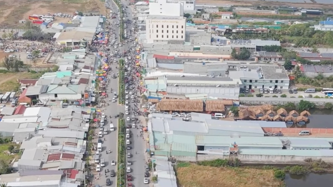 Người d&acirc;n &ugrave;n &ugrave;n đi xin v&iacute;a mẹ Nam Hải ở Bạc Li&ecirc;u- Ảnh 5.