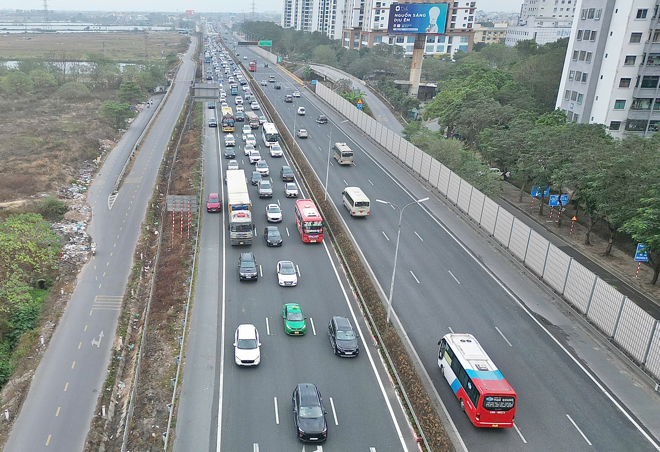 Người d&acirc;n &ugrave;n &ugrave;n trở lại Thủ đ&ocirc;, cửa ng&otilde; ph&iacute;a Nam đ&ocirc;ng nghẹt- Ảnh 3.