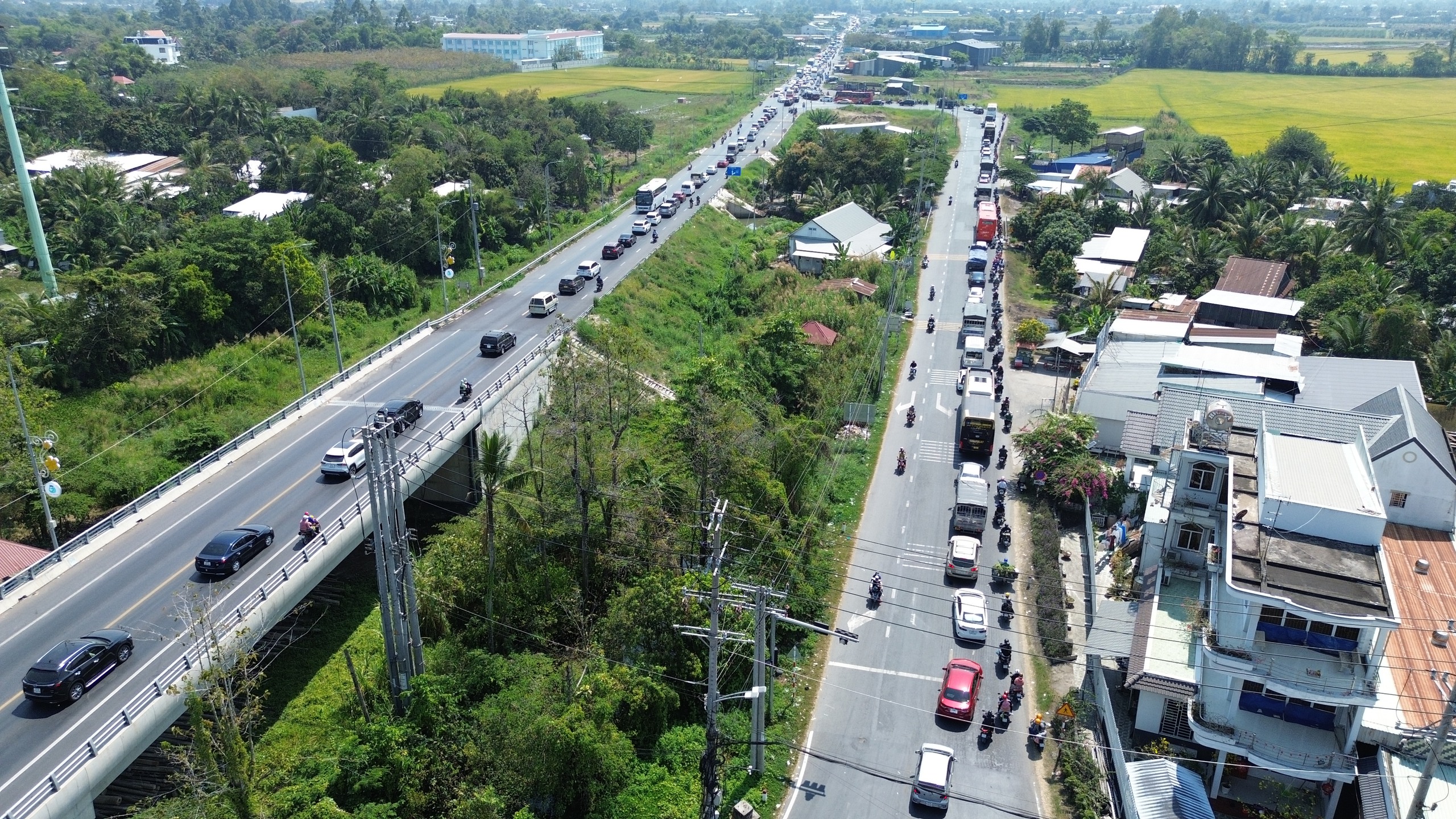 Kẹt xe kéo dài hàng giờ trên tuyến tránh TP Long Xuyên ở An Giang- Ảnh 2. Kẹt xe kéo dài hàng giờ trên tuyến tránh TP Long Xuyên ở An Giang- Ảnh 2.