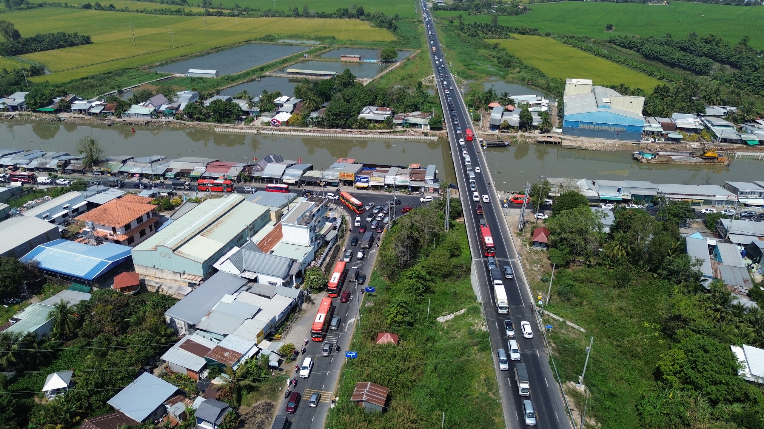 Kẹt xe kéo dài hàng giờ trên tuyến tránh TP Long Xuyên ở An Giang- Ảnh 8. Kẹt xe kéo dài hàng giờ trên tuyến tránh TP Long Xuyên ở An Giang- Ảnh 8.