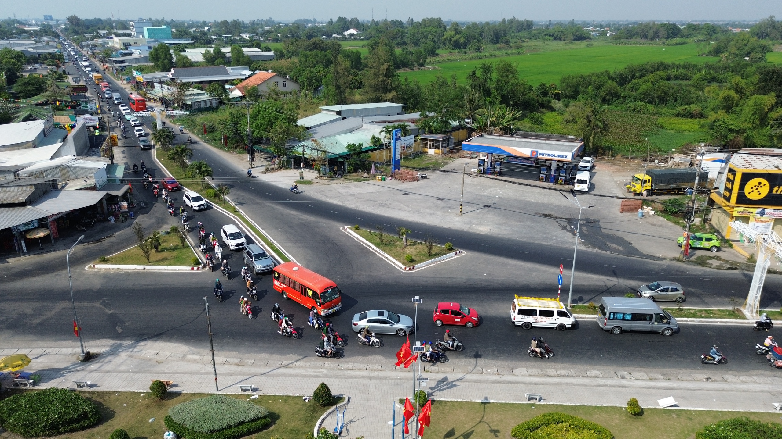 Ùn tắc hơn 10km trên quốc lộ 91 qua huyện Châu Thành, tỉnh An Giang- Ảnh 5. Ùn tắc hơn 10km trên quốc lộ 91 qua huyện Châu Thành, tỉnh An Giang- Ảnh 5.