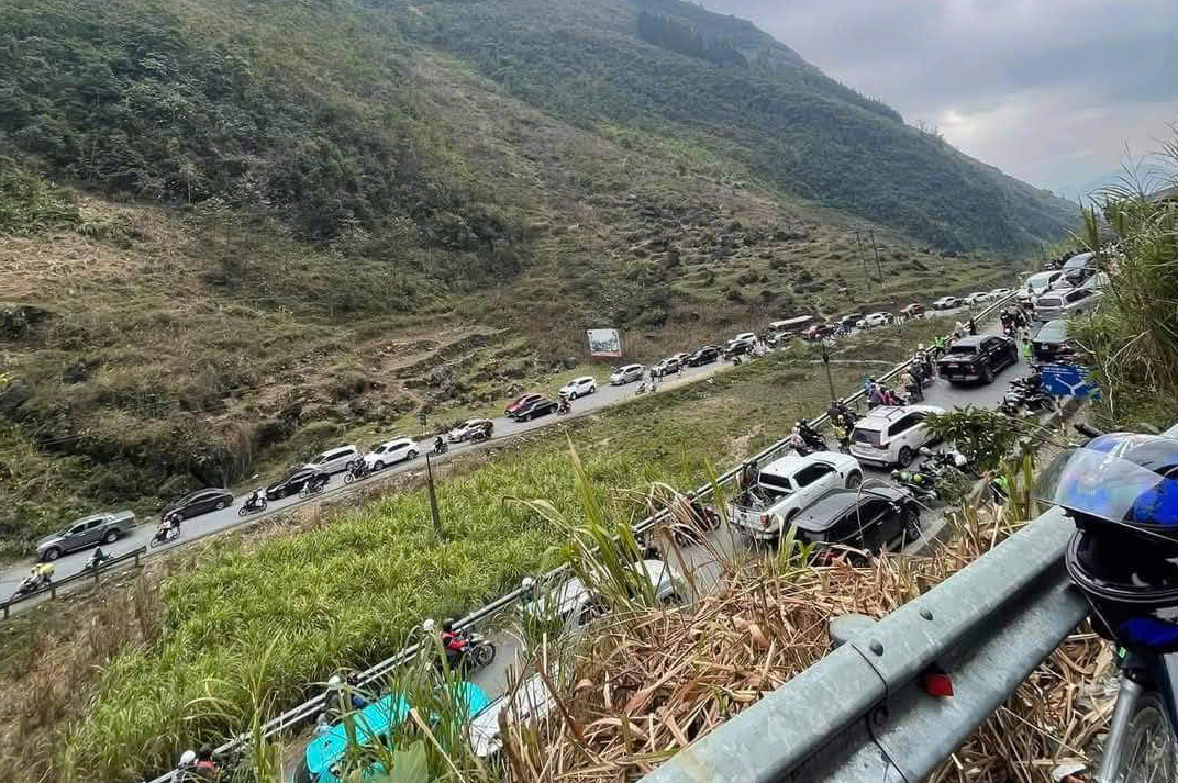 Du khách đổ xô về Hà Giang, khách sạn đồng loạt báo hết phòng- Ảnh 2. Du khách đổ xô về Hà Giang, khách sạn đồng loạt báo hết phòng- Ảnh 2.