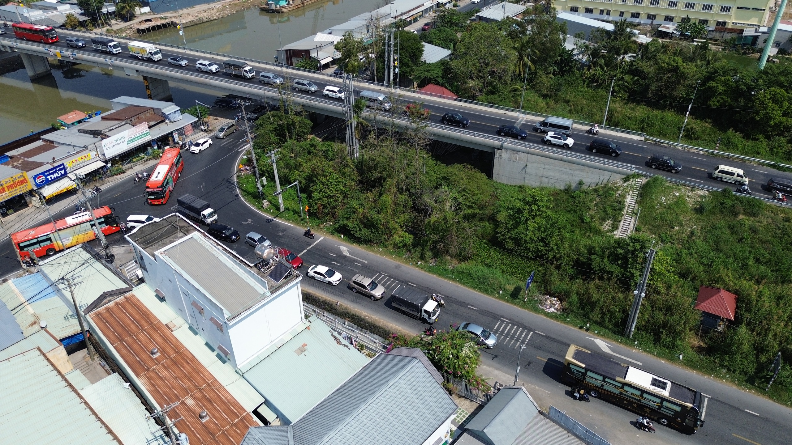 Kẹt xe kéo dài hàng giờ trên tuyến tránh TP Long Xuyên ở An Giang- Ảnh 4. Kẹt xe kéo dài hàng giờ trên tuyến tránh TP Long Xuyên ở An Giang- Ảnh 4.