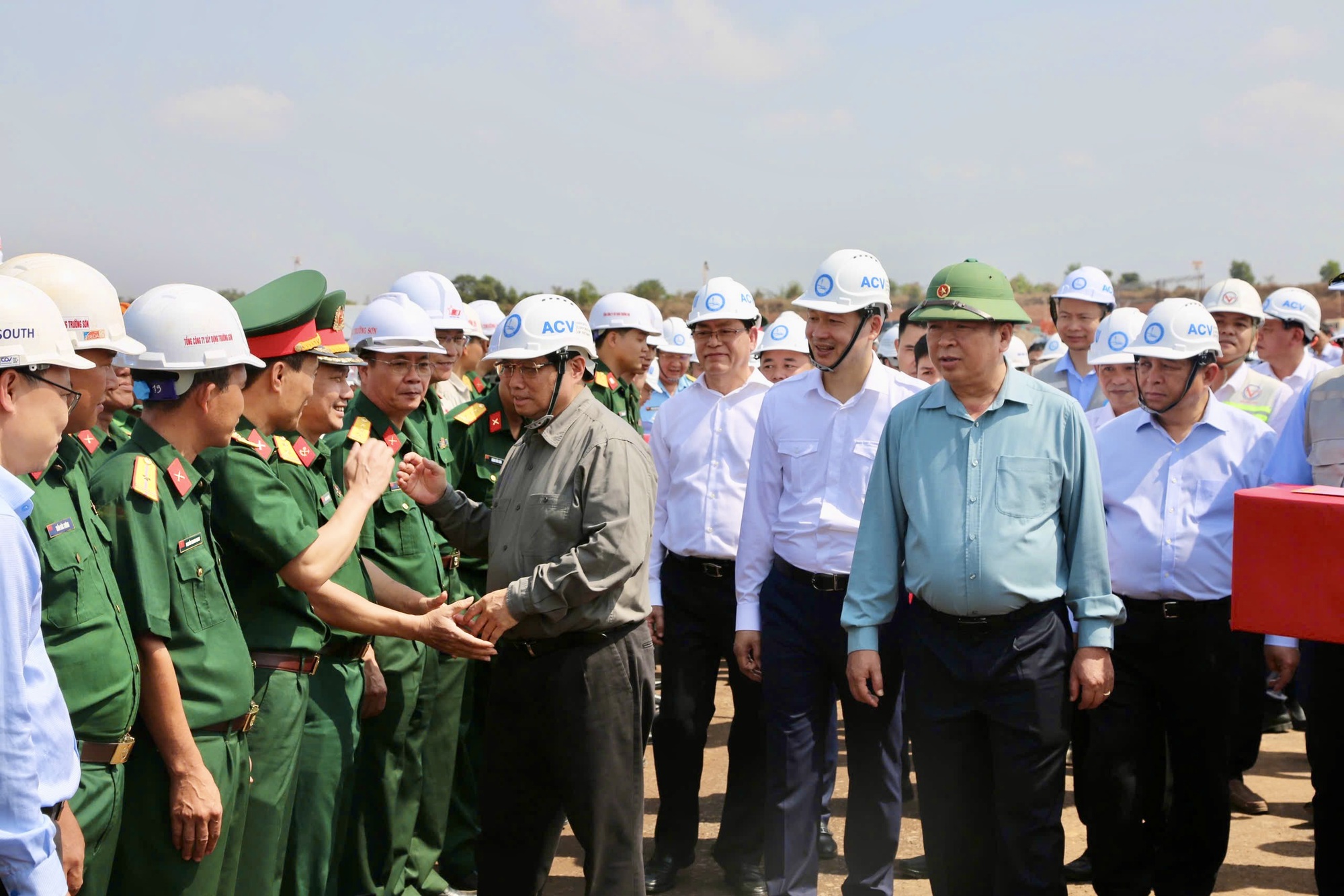 Thủ tướng ch&uacute;c Tết, kiểm tra tại s&acirc;n bay Long Th&agrave;nh- Ảnh 1.