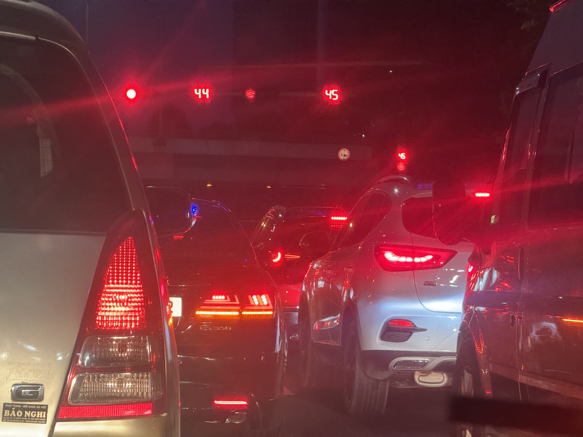 Cao tốc Phan Thiết - Dầu Gi&acirc;y &ugrave;n tắc sau vụ tai nạn khiến xe con bẹp d&uacute;m- Ảnh 3.