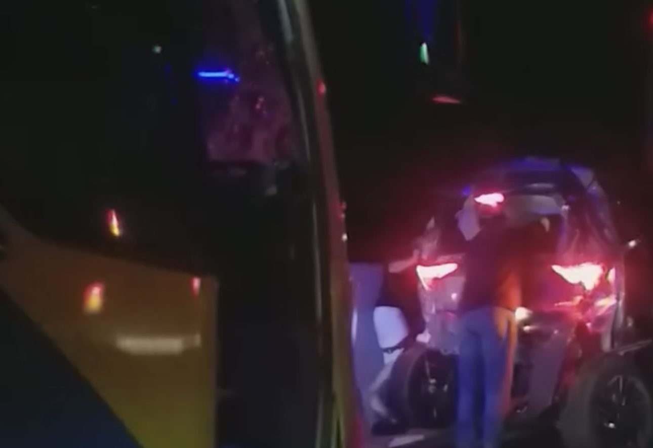 Cao tốc Phan Thiết - Dầu Gi&acirc;y &ugrave;n tắc sau vụ tai nạn khiến xe con bẹp d&uacute;m- Ảnh 1.