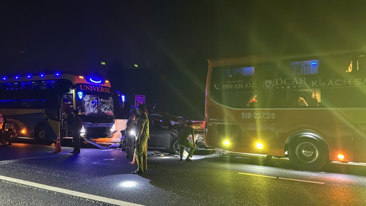 Cao tốc Phan Thiết - Dầu Gi&acirc;y &ugrave;n tắc sau vụ tai nạn khiến xe con bẹp d&uacute;m- Ảnh 2.