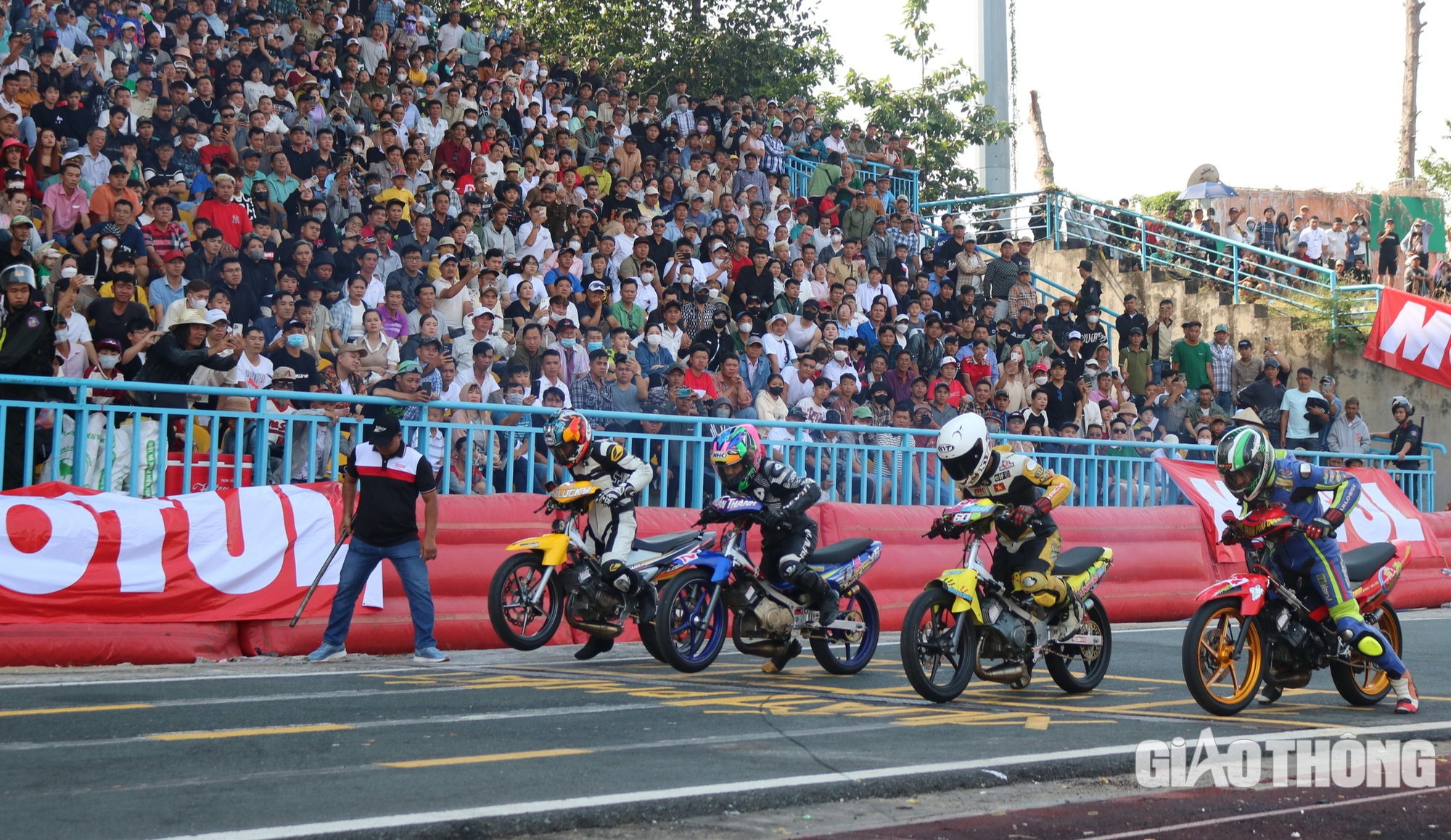 Mùng 4 Tết về Cần Thơ xem đua xe mô tô- Ảnh 4. Mùng 4 Tết về Cần Thơ xem đua xe mô tô- Ảnh 4.