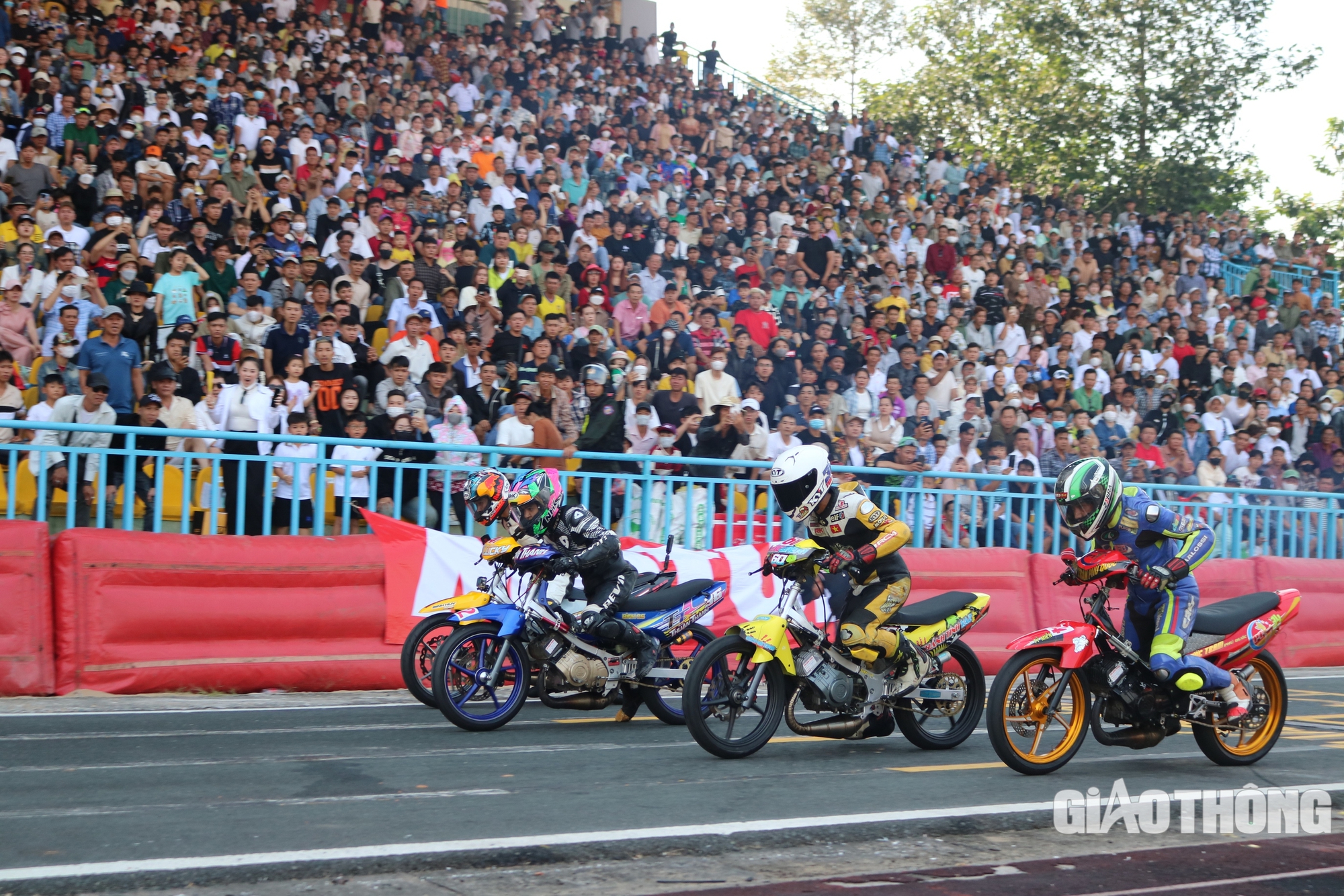 Mùng 4 Tết về Cần Thơ xem đua xe mô tô- Ảnh 1. Mùng 4 Tết về Cần Thơ xem đua xe mô tô- Ảnh 1.