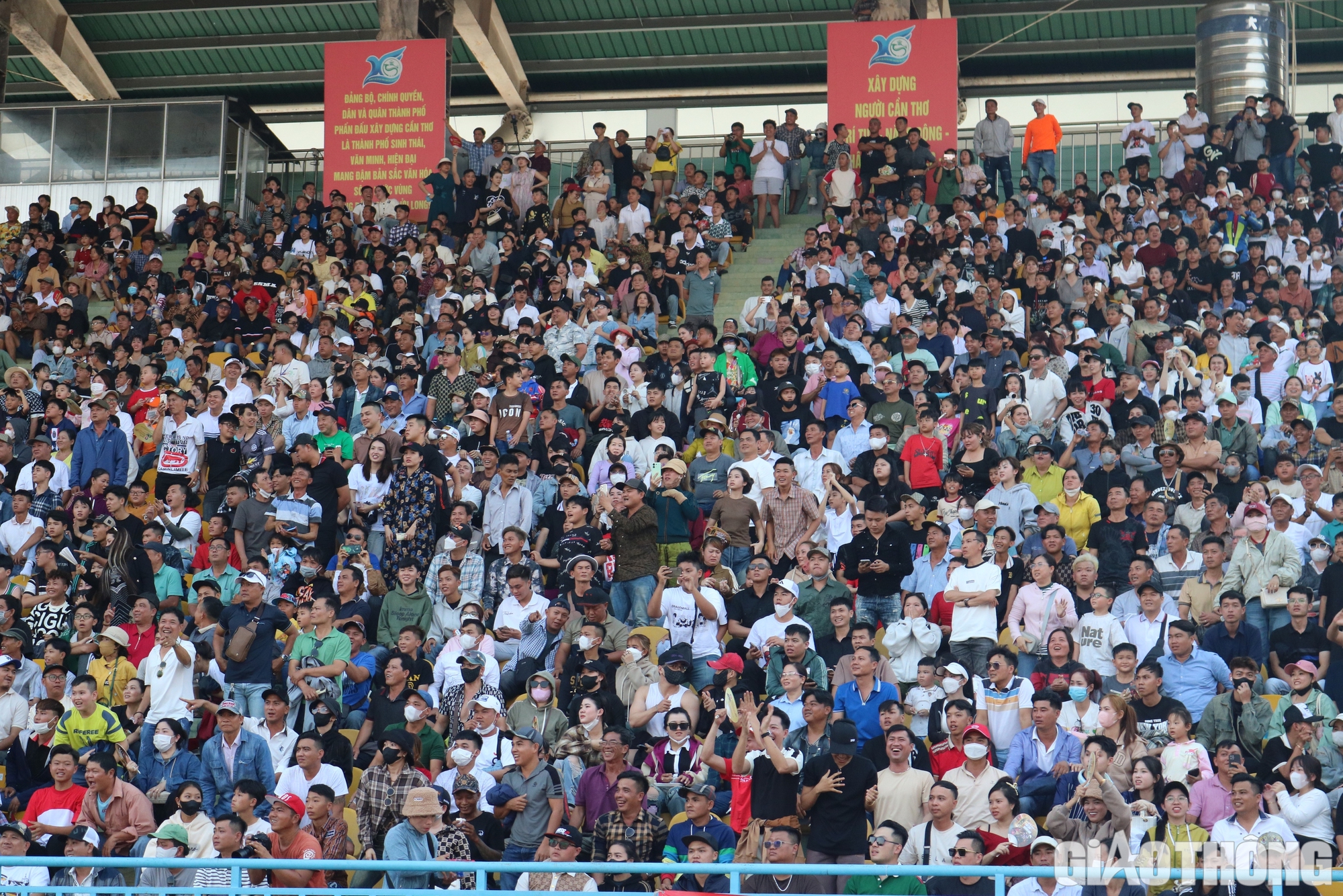 Mùng 4 Tết về Cần Thơ xem đua xe mô tô- Ảnh 3. Mùng 4 Tết về Cần Thơ xem đua xe mô tô- Ảnh 3.