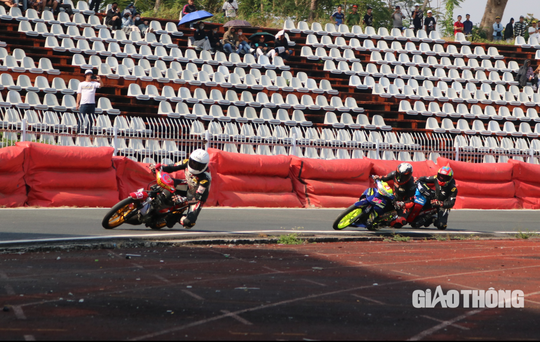 Mùng 4 Tết về Cần Thơ xem đua xe mô tô- Ảnh 2. Mùng 4 Tết về Cần Thơ xem đua xe mô tô- Ảnh 2.