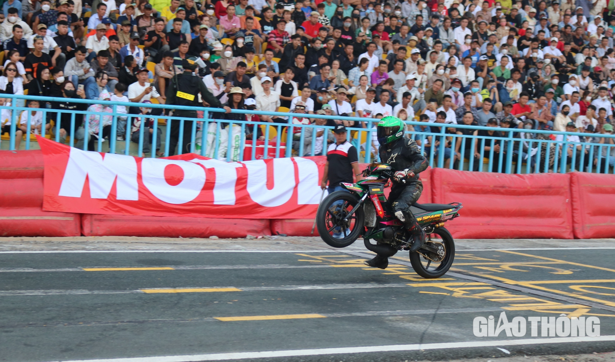 Mùng 4 Tết về Cần Thơ xem đua xe mô tô- Ảnh 6. Mùng 4 Tết về Cần Thơ xem đua xe mô tô- Ảnh 6.