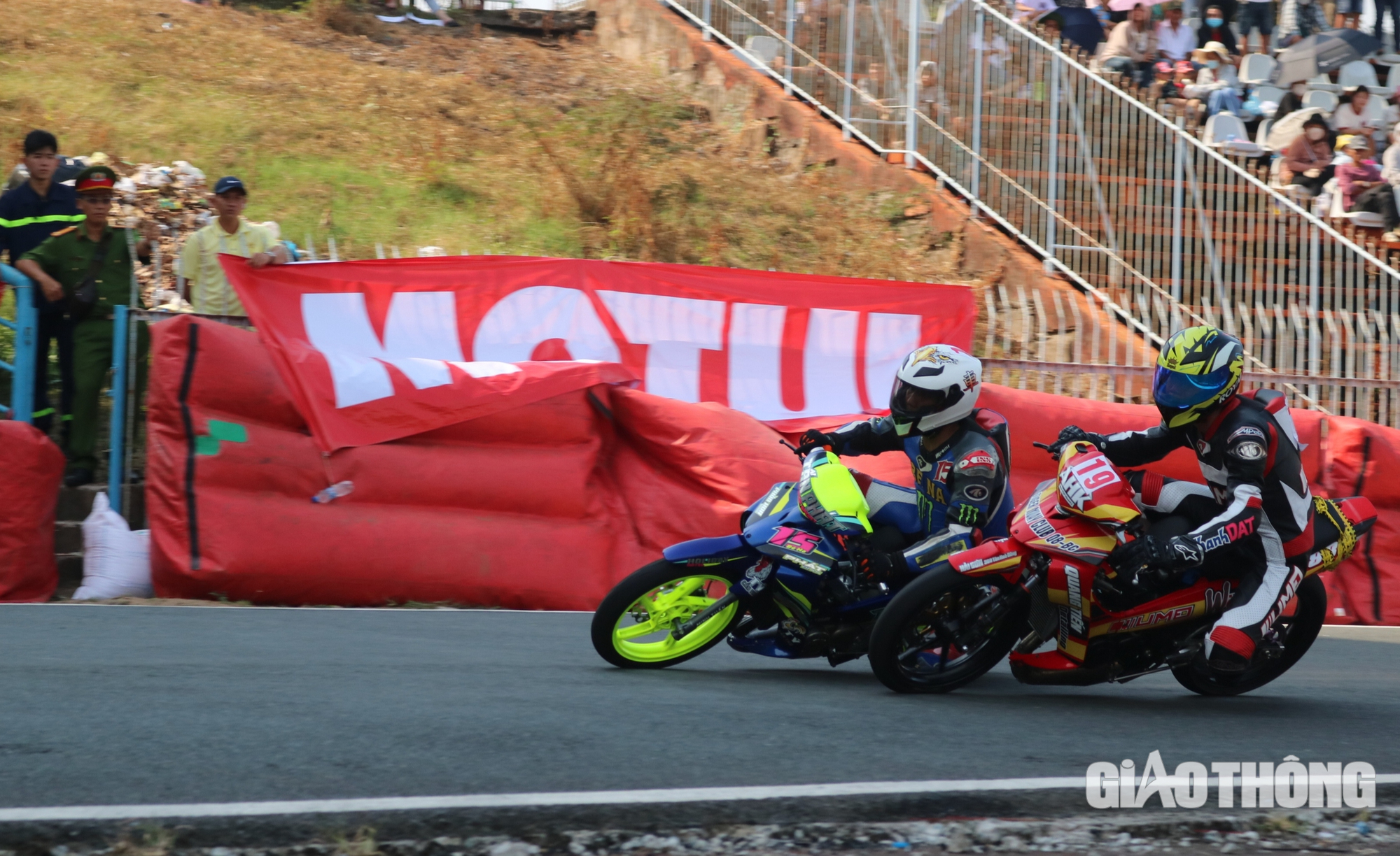 Mùng 4 Tết về Cần Thơ xem đua xe mô tô- Ảnh 5. Mùng 4 Tết về Cần Thơ xem đua xe mô tô- Ảnh 5.