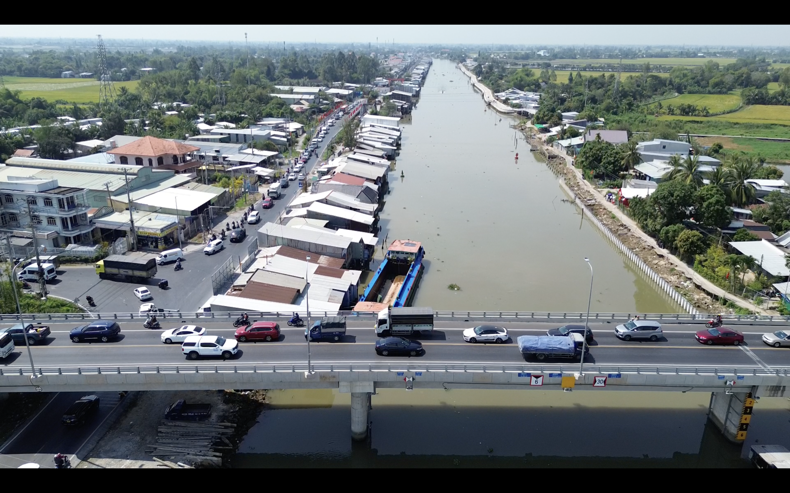 Kẹt xe kéo dài hàng giờ trên tuyến tránh TP Long Xuyên ở An Giang- Ảnh 6. Kẹt xe kéo dài hàng giờ trên tuyến tránh TP Long Xuyên ở An Giang- Ảnh 6.