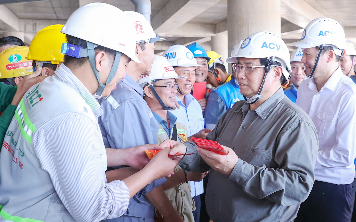 Thủ tướng ch&uacute;c Tết, kiểm tra tại s&acirc;n bay Long Th&agrave;nh