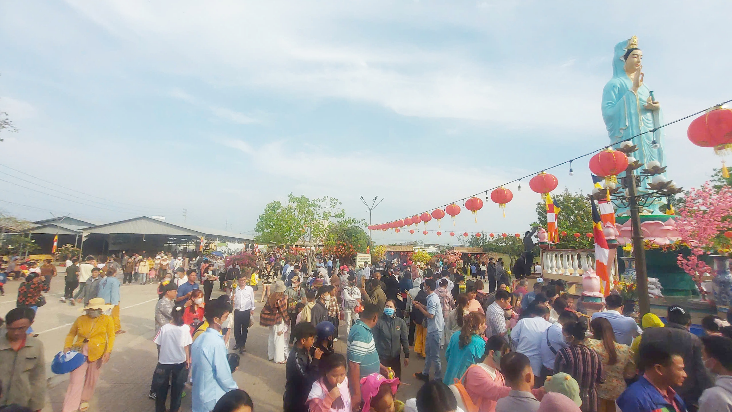 Người d&acirc;n &ugrave;n &ugrave;n đi xin v&iacute;a mẹ Nam Hải ở Bạc Li&ecirc;u- Ảnh 4.