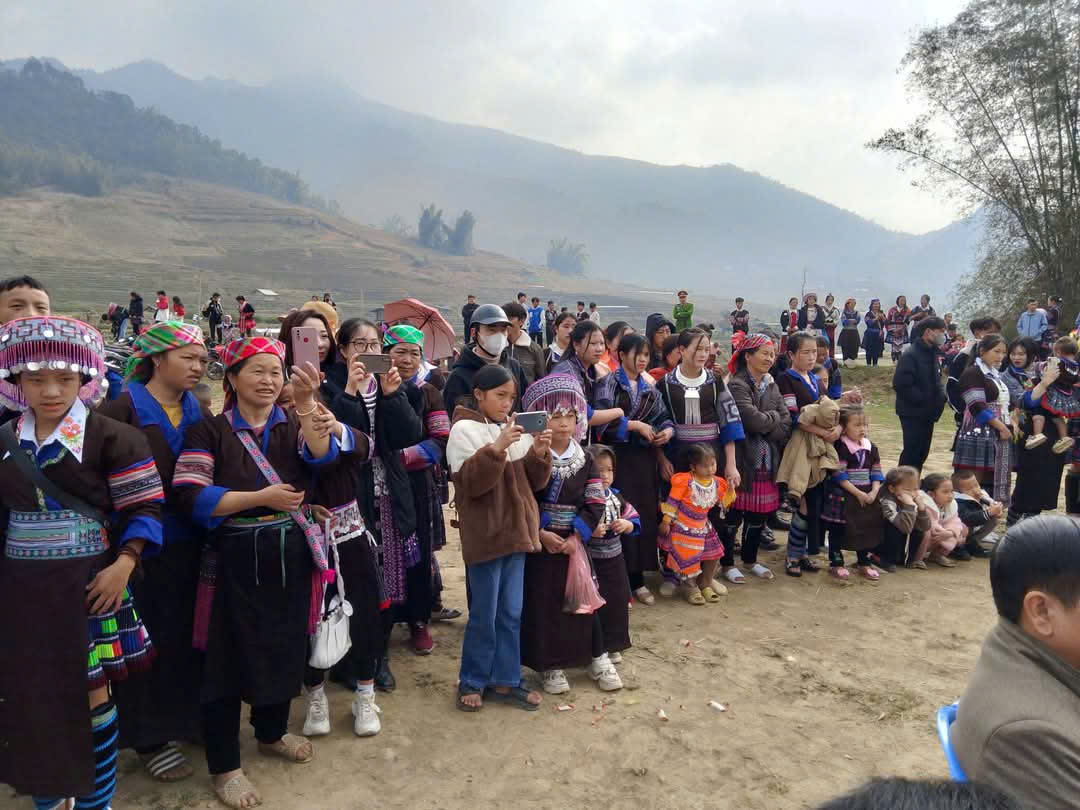 Người d&acirc;n T&acirc;y Bắc băng rừng vượt n&uacute;i vui xu&acirc;n đ&oacute;n Tết- Ảnh 2.