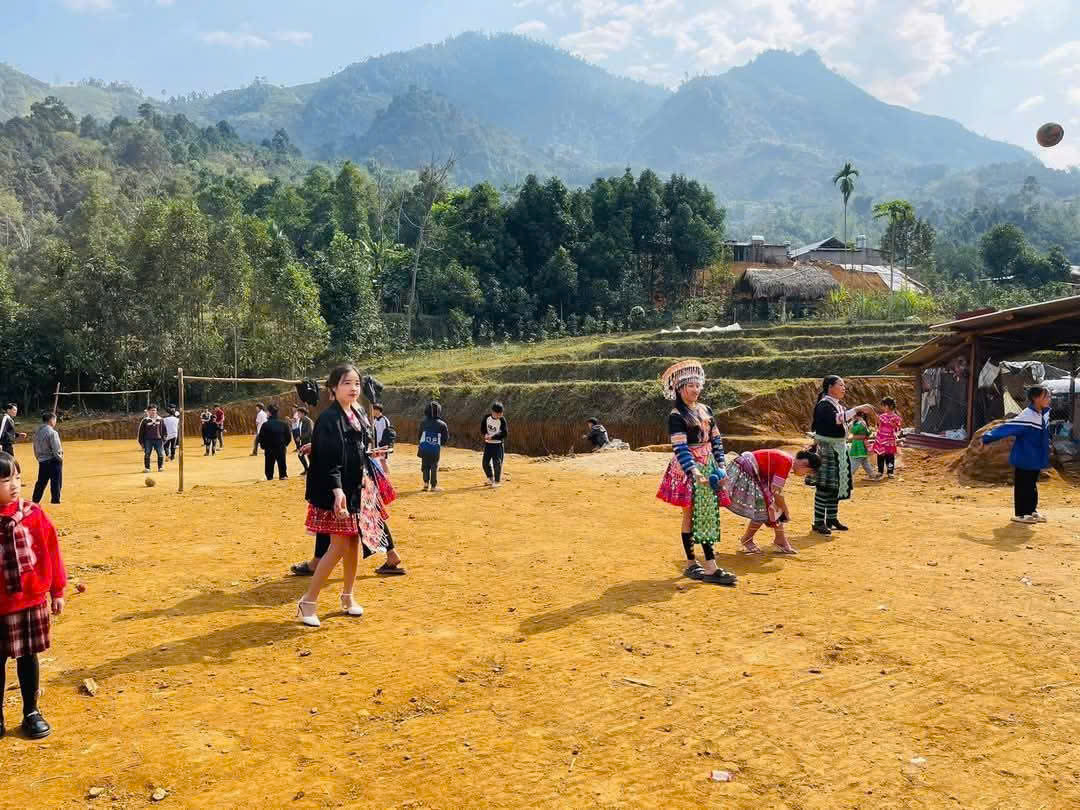 Người d&acirc;n T&acirc;y Bắc băng rừng vượt n&uacute;i vui xu&acirc;n đ&oacute;n Tết- Ảnh 8.