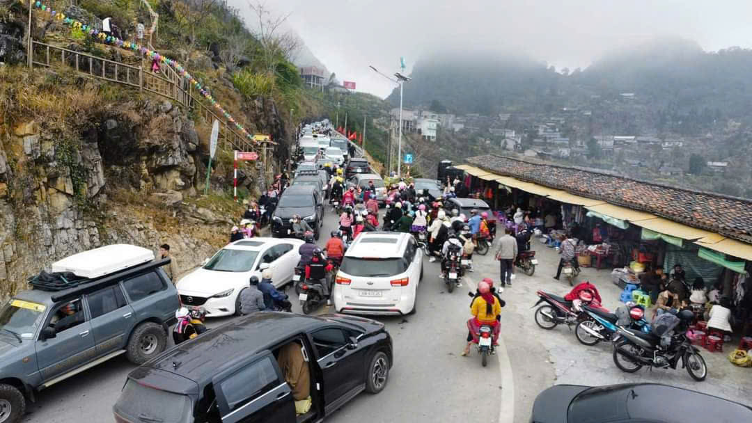 Du khách đổ xô về Hà Giang, khách sạn đồng loạt báo hết phòng- Ảnh 1. Du khách đổ xô về Hà Giang, khách sạn đồng loạt báo hết phòng- Ảnh 1.