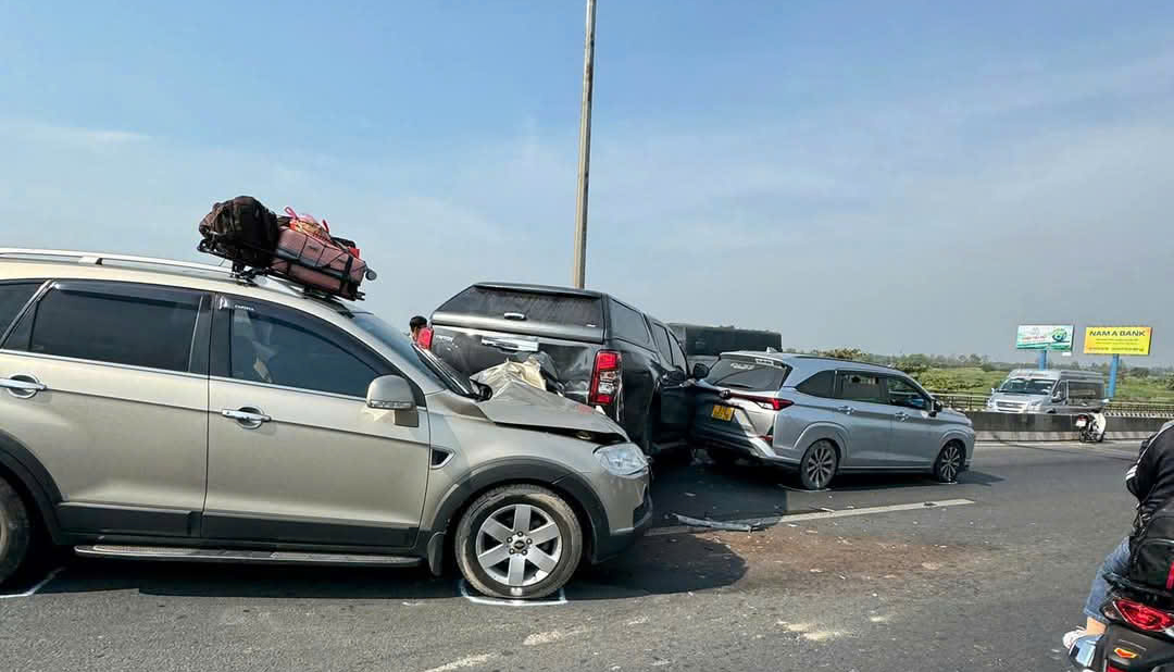 3 &ocirc; t&ocirc; t&ocirc;ng li&ecirc;n ho&agrave;n tr&ecirc;n cầu Cần Thơ, QL1 kẹt cứng- Ảnh 1.