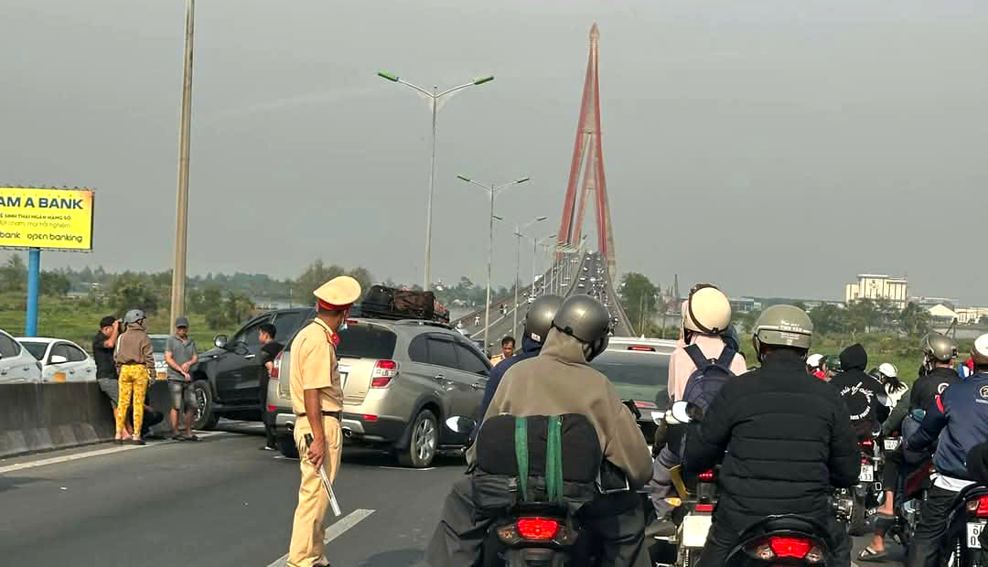 3 &ocirc; t&ocirc; t&ocirc;ng li&ecirc;n ho&agrave;n tr&ecirc;n cầu Cần Thơ, QL1 kẹt cứng- Ảnh 2.