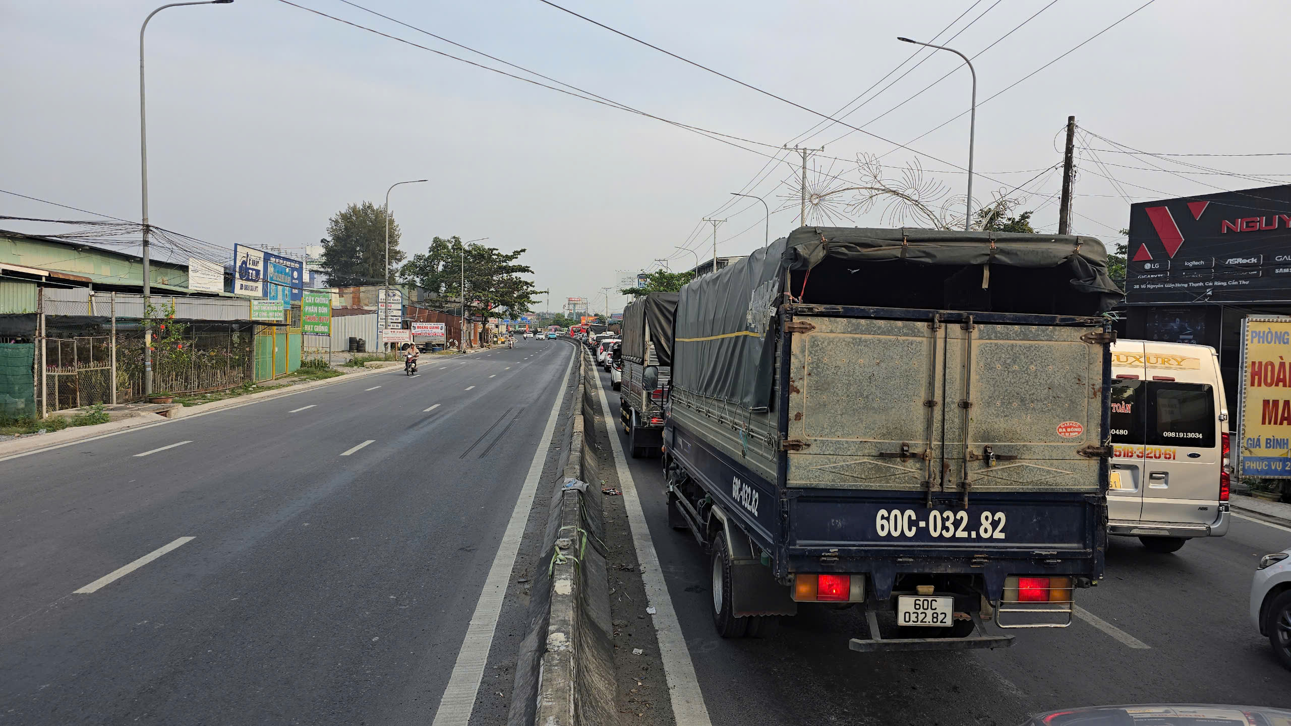 3 &ocirc; t&ocirc; t&ocirc;ng li&ecirc;n ho&agrave;n tr&ecirc;n cầu Cần Thơ, QL1 kẹt cứng- Ảnh 7.