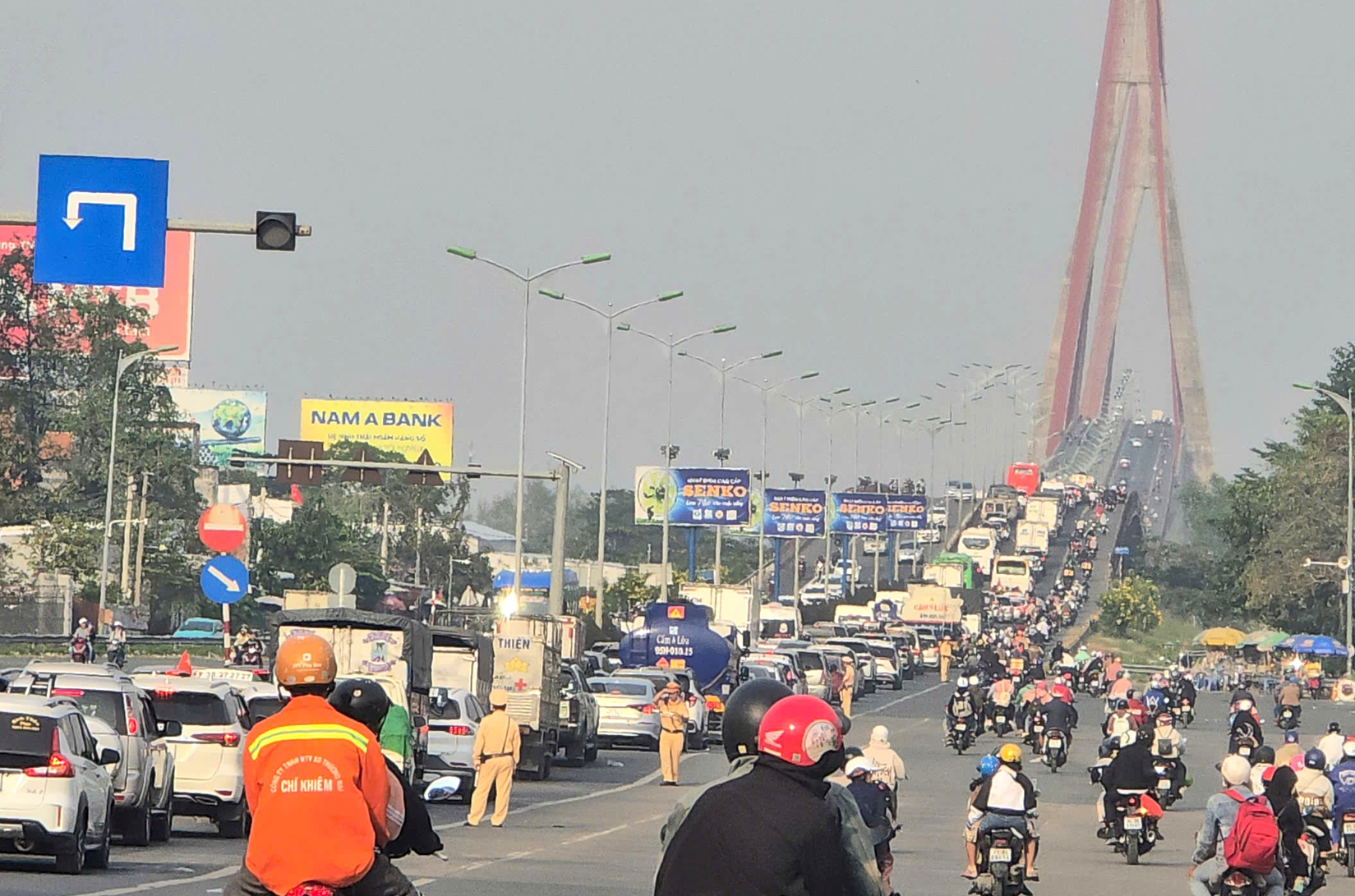 3 &ocirc; t&ocirc; t&ocirc;ng li&ecirc;n ho&agrave;n tr&ecirc;n cầu Cần Thơ, QL1 kẹt cứng- Ảnh 5.