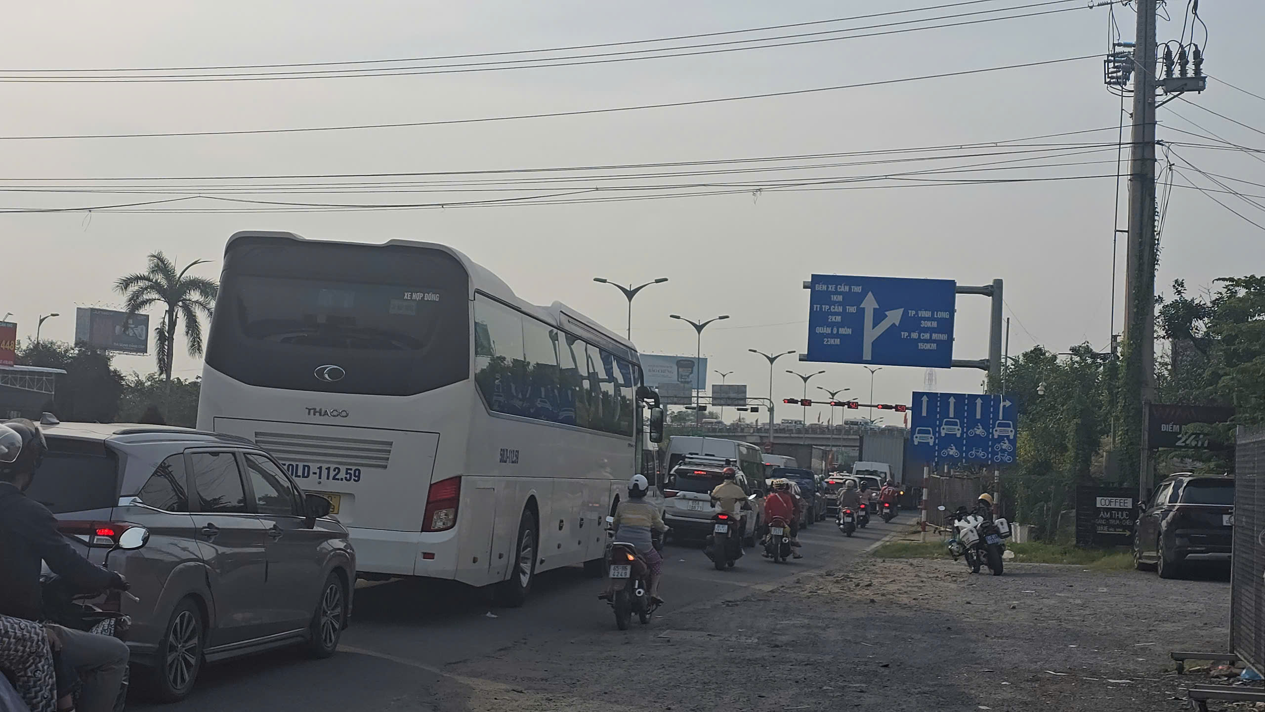 3 &ocirc; t&ocirc; t&ocirc;ng li&ecirc;n ho&agrave;n tr&ecirc;n cầu Cần Thơ, QL1 kẹt cứng- Ảnh 6.