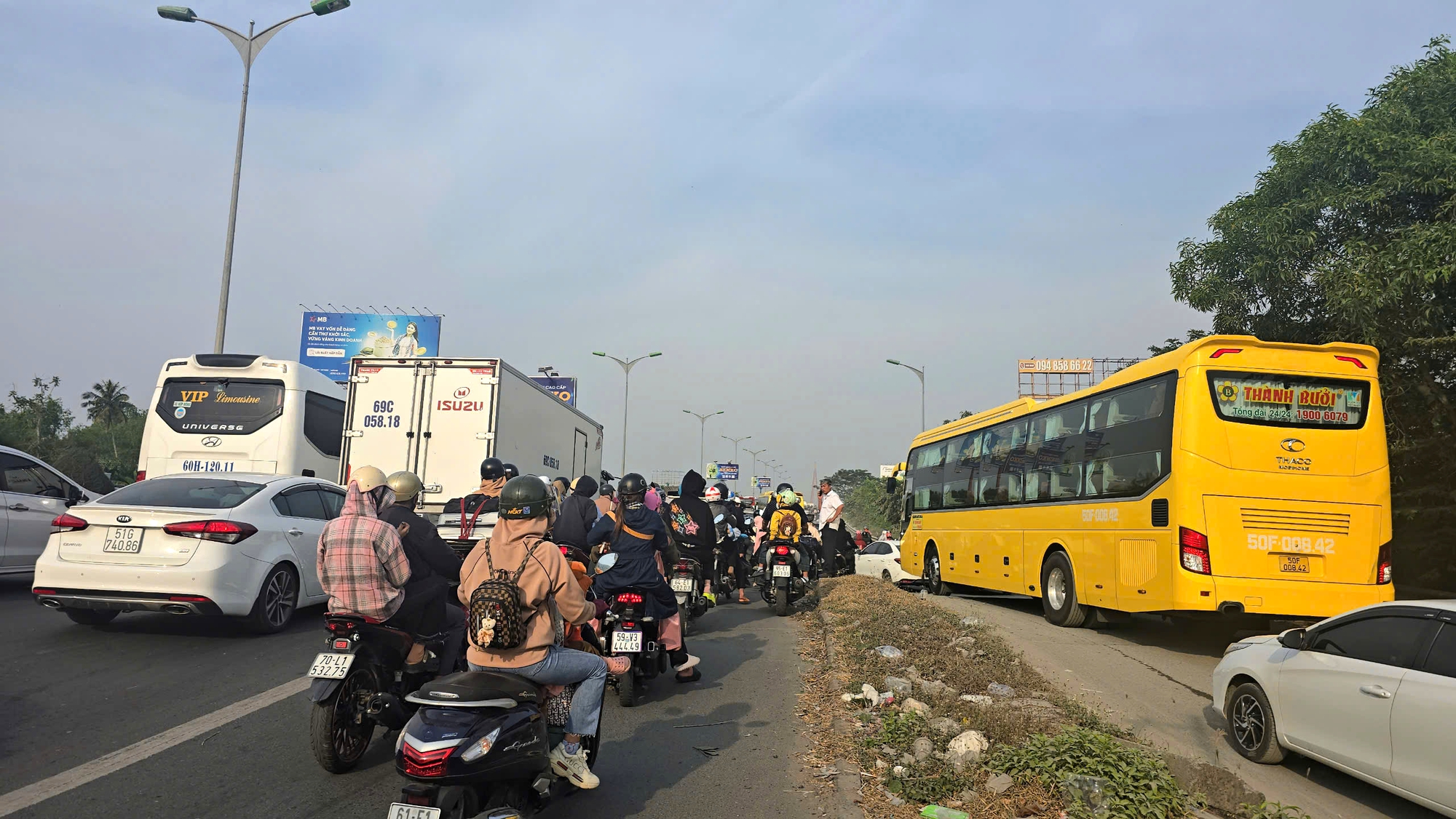 3 &ocirc; t&ocirc; t&ocirc;ng li&ecirc;n ho&agrave;n tr&ecirc;n cầu Cần Thơ, QL1 kẹt cứng- Ảnh 3.