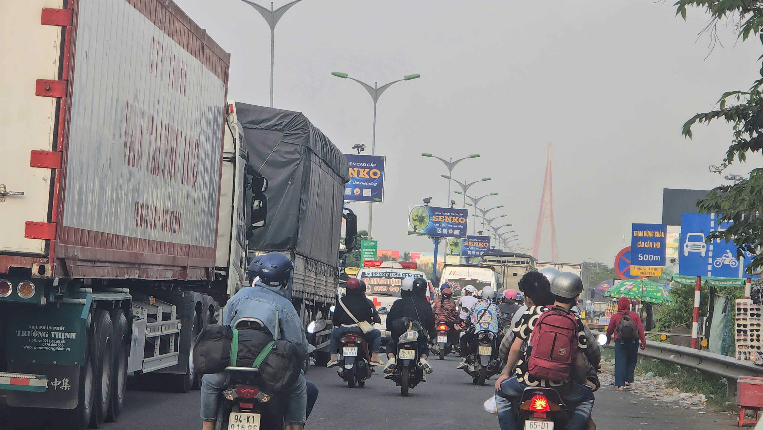 3 &ocirc; t&ocirc; t&ocirc;ng li&ecirc;n ho&agrave;n tr&ecirc;n cầu Cần Thơ, QL1 kẹt cứng- Ảnh 4.