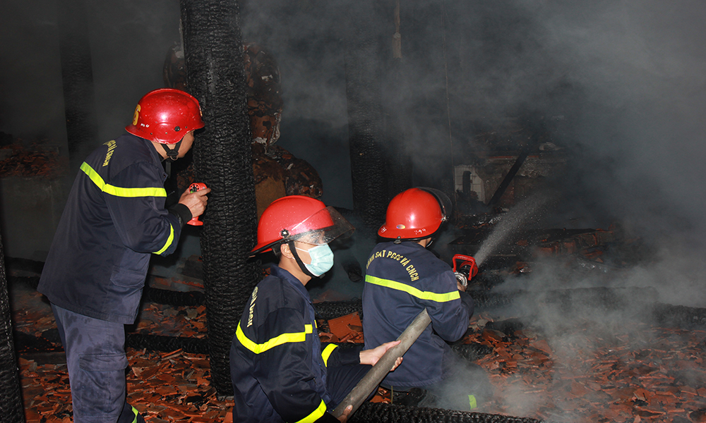 Ch&aacute;y lớn trong đ&ecirc;m ở ng&ocirc;i ch&ugrave;a 300 tuổi tại Bắc Giang- Ảnh 1.