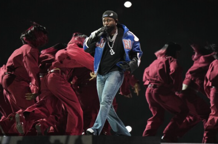 Kendrick Lamar b&ugrave;ng nổ s&acirc;n khấu Super Bowl 2025 với b&agrave;i h&aacute;t chỉ tr&iacute;ch Drake- Ảnh 2.